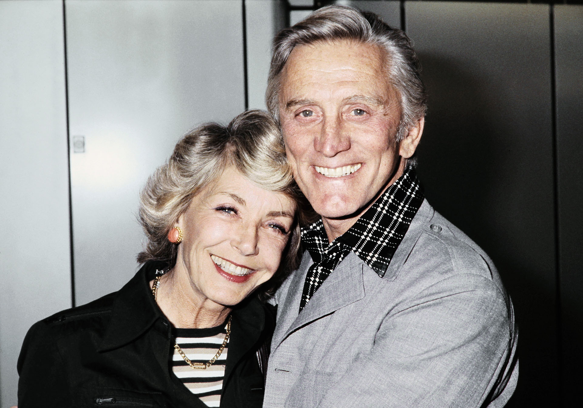 Kirk Douglas con su esposa Anne Buydens, que actualmente tiene 100 años, pareja que compartió casi 70 años de amor. El matrimonio también tuvo alguna crisis por los coqueteos de él. En su libro, ella cuenta que hizo la vista gorda ante alguna infidelidad, y que él fue honesto al respecto.