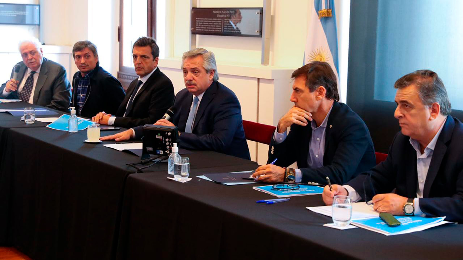 Alberto Fernández rodeado por Ginés González García, Máximo Kirchner, Sergio Massa, Luis Naidenoff y Mario Negri