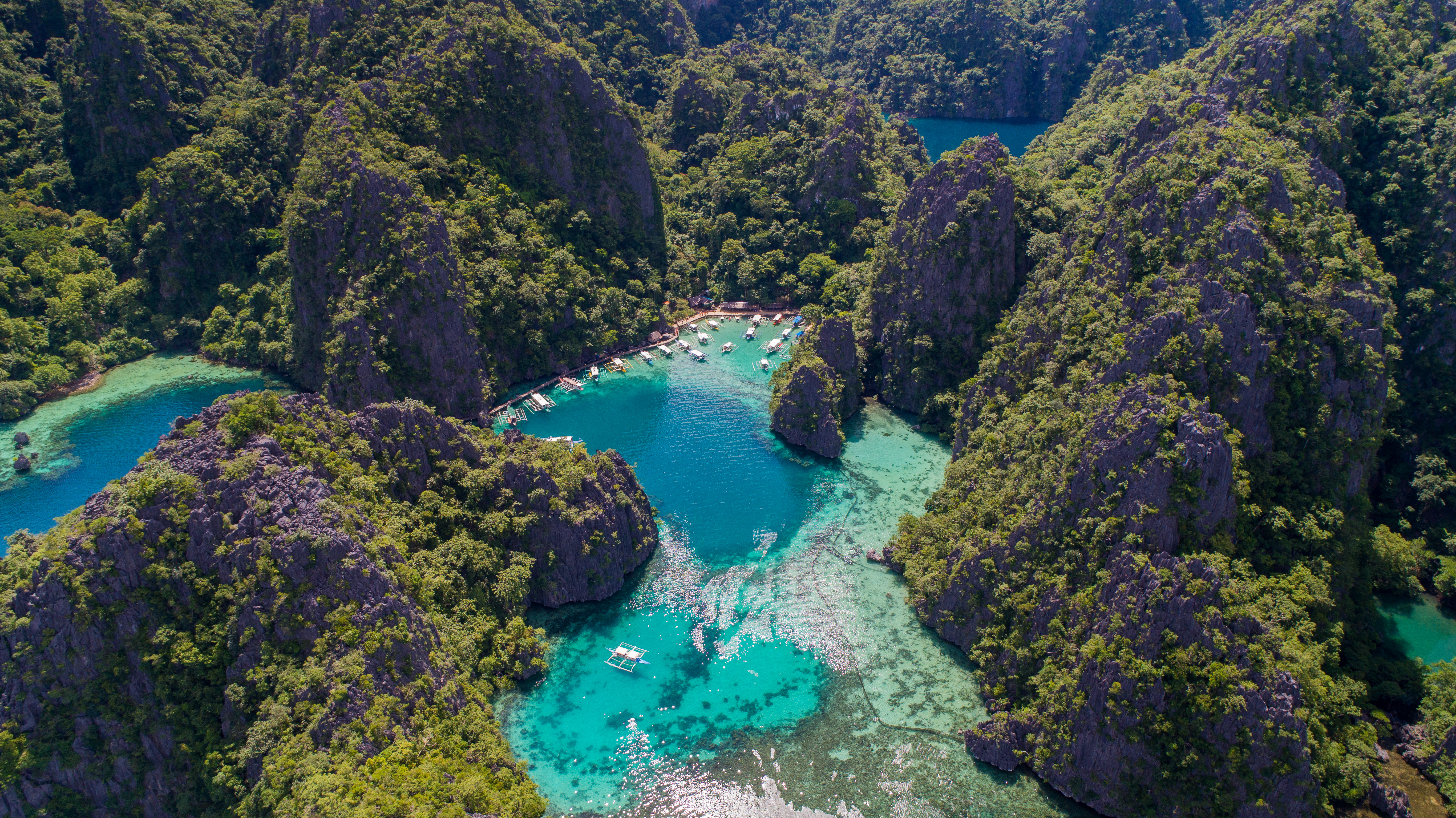 El Nido en Filipinas lo tiene todo y más para crear los destinos tropicales más memorables, envolviendo a cada visitante en un sol dorado y aguas turquesas sensuales. Conocida por las oportunidades de