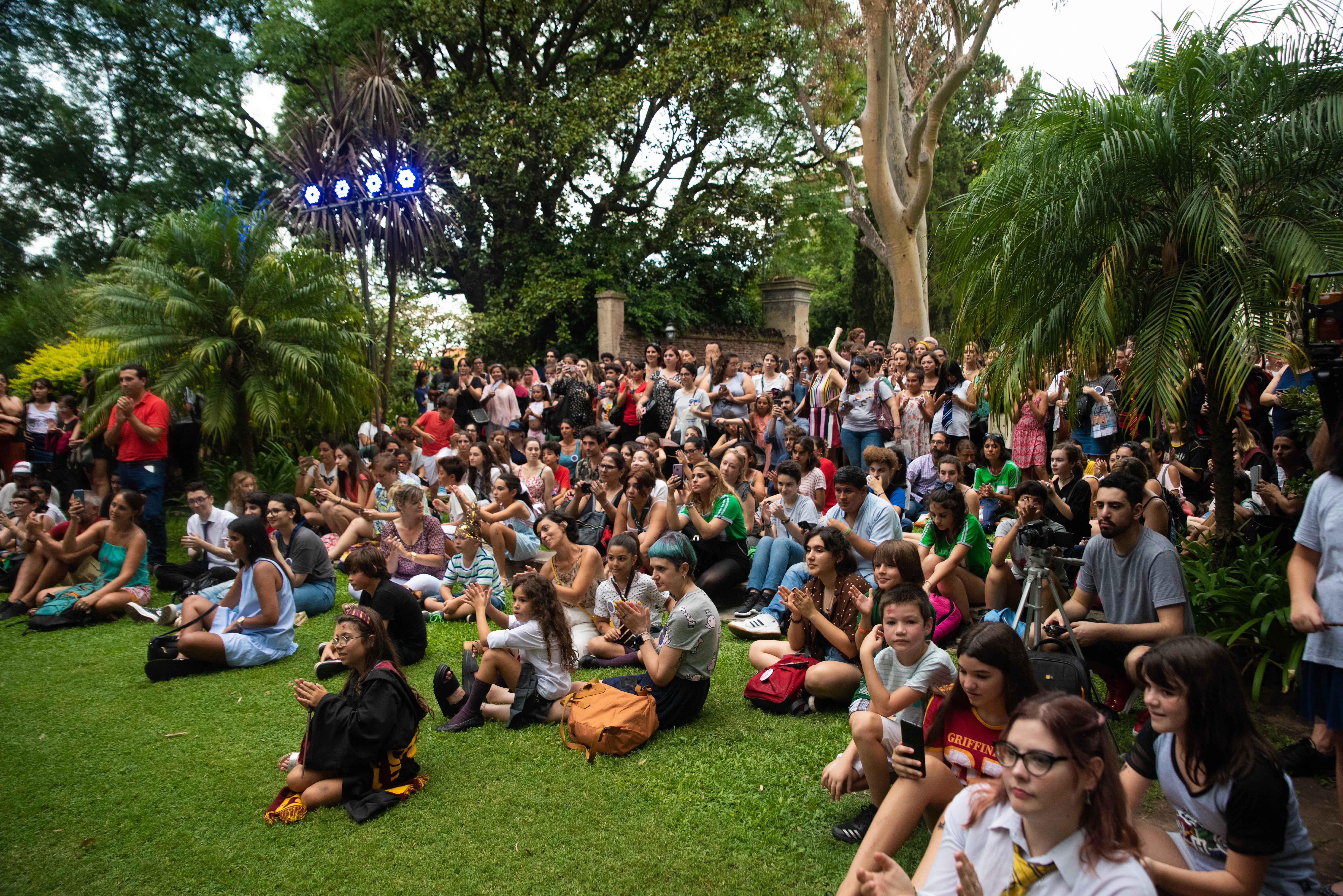 En el pasto, los fans se empezaban a juntar para obtener el mejor lugar y disfrutar de las actividades de cierre
