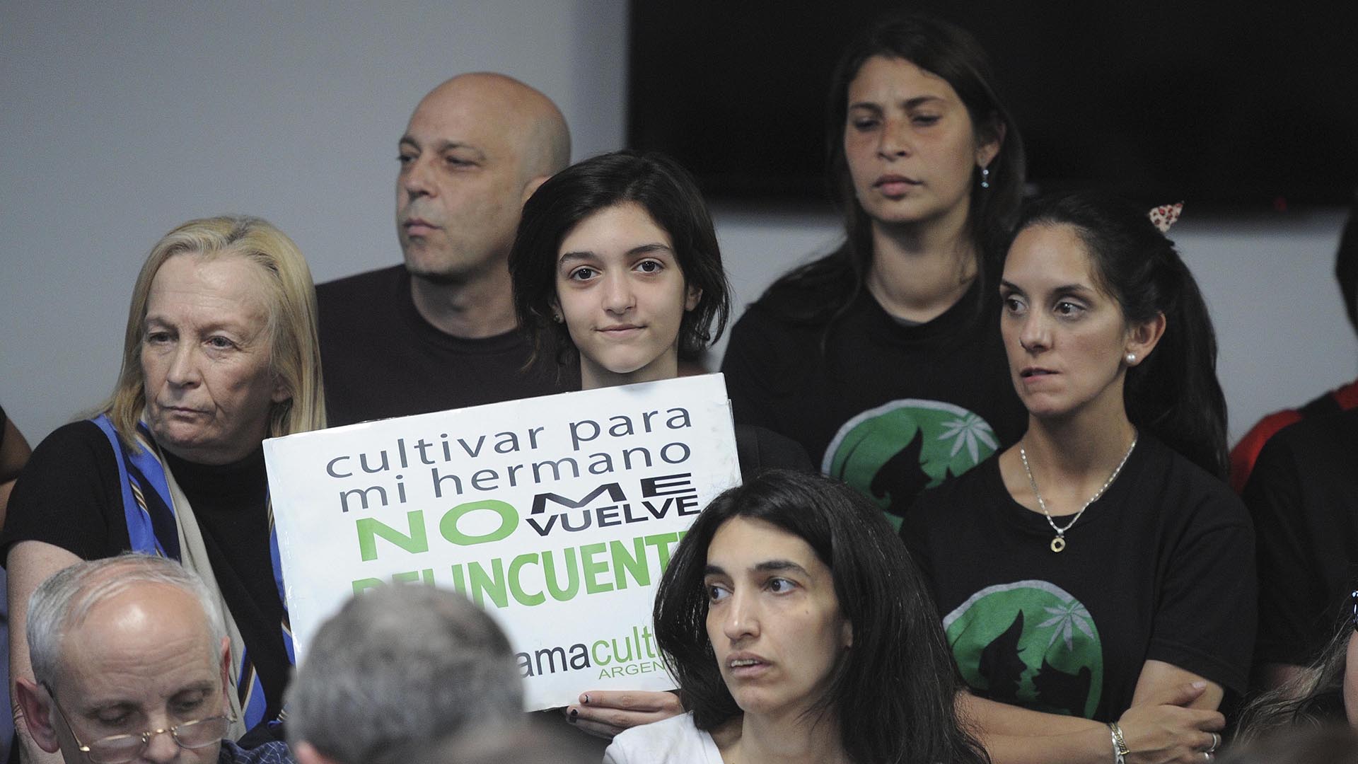 Valeria Salech (abajo) en 2016, junto a su hija Ariadna, que sostiene un cartel por la salud de su hermanito, en una audiencia en el Congreso (Télam)
