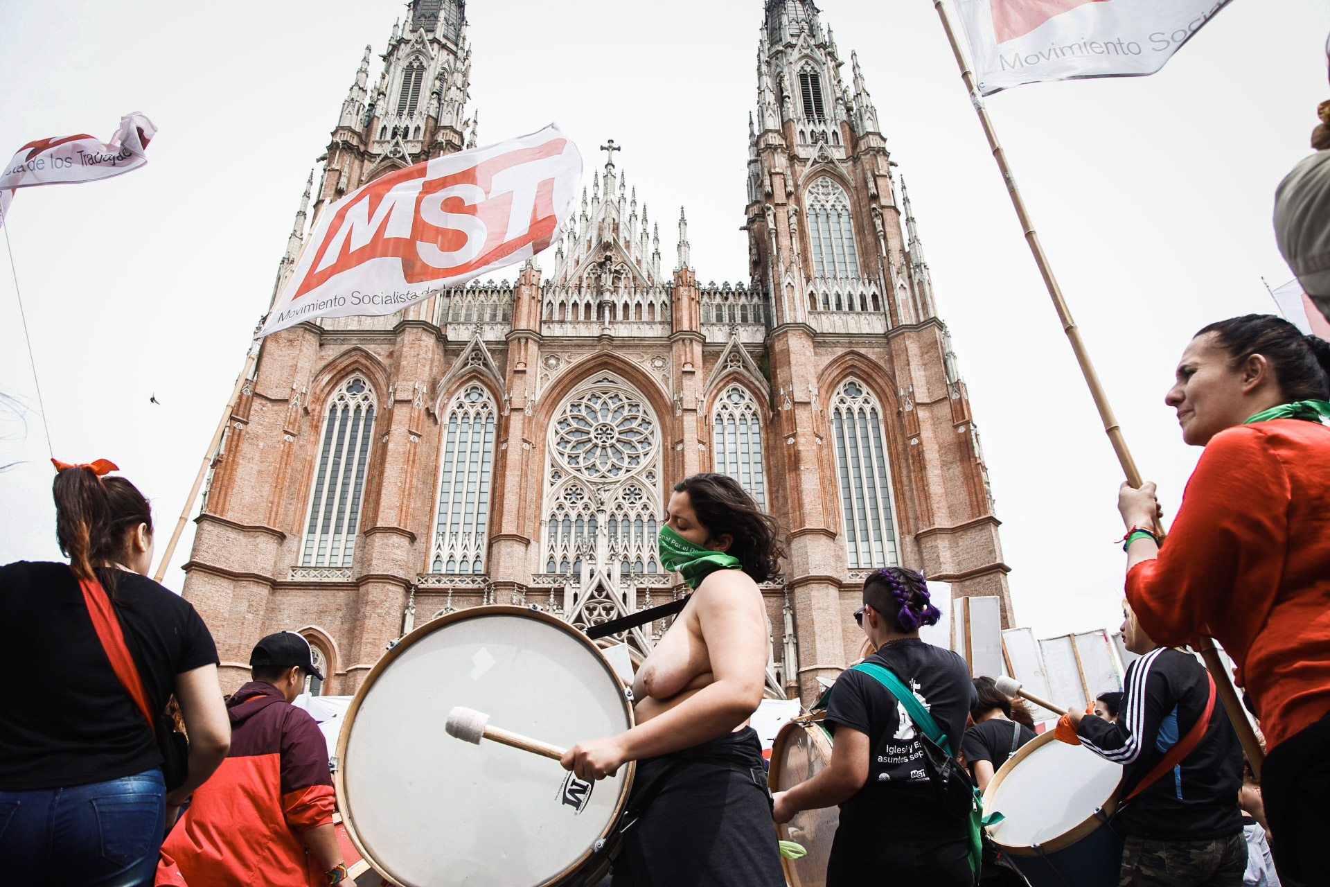 Un grupo de militantes del Frente de izquierda se manifestó frente a la Catedral de La Plata