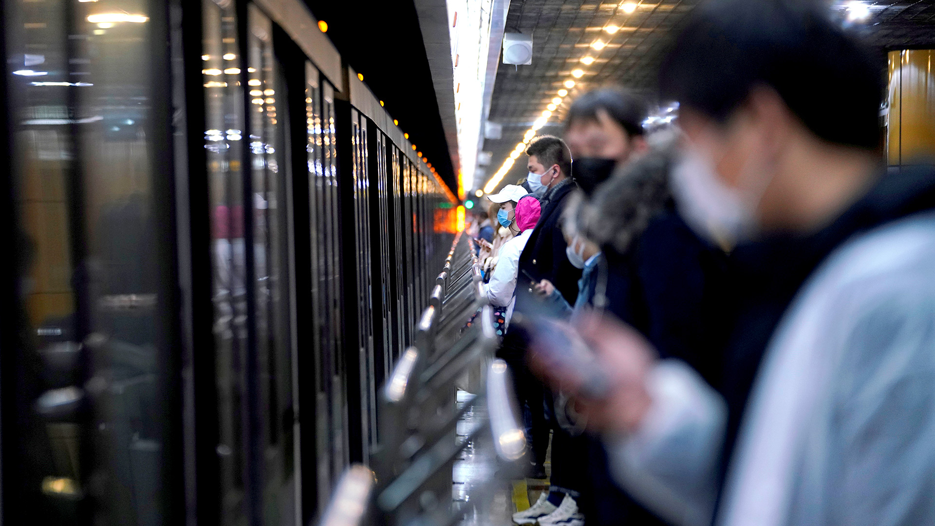Las personas con máscaras faciales son vistas en una estación de metro en la mañana después de las vacaciones extendidas del Año Nuevo Lunar causadas por el nuevo brote de coronavirus, en Shanghai, China (REUTERS / Aly Song)