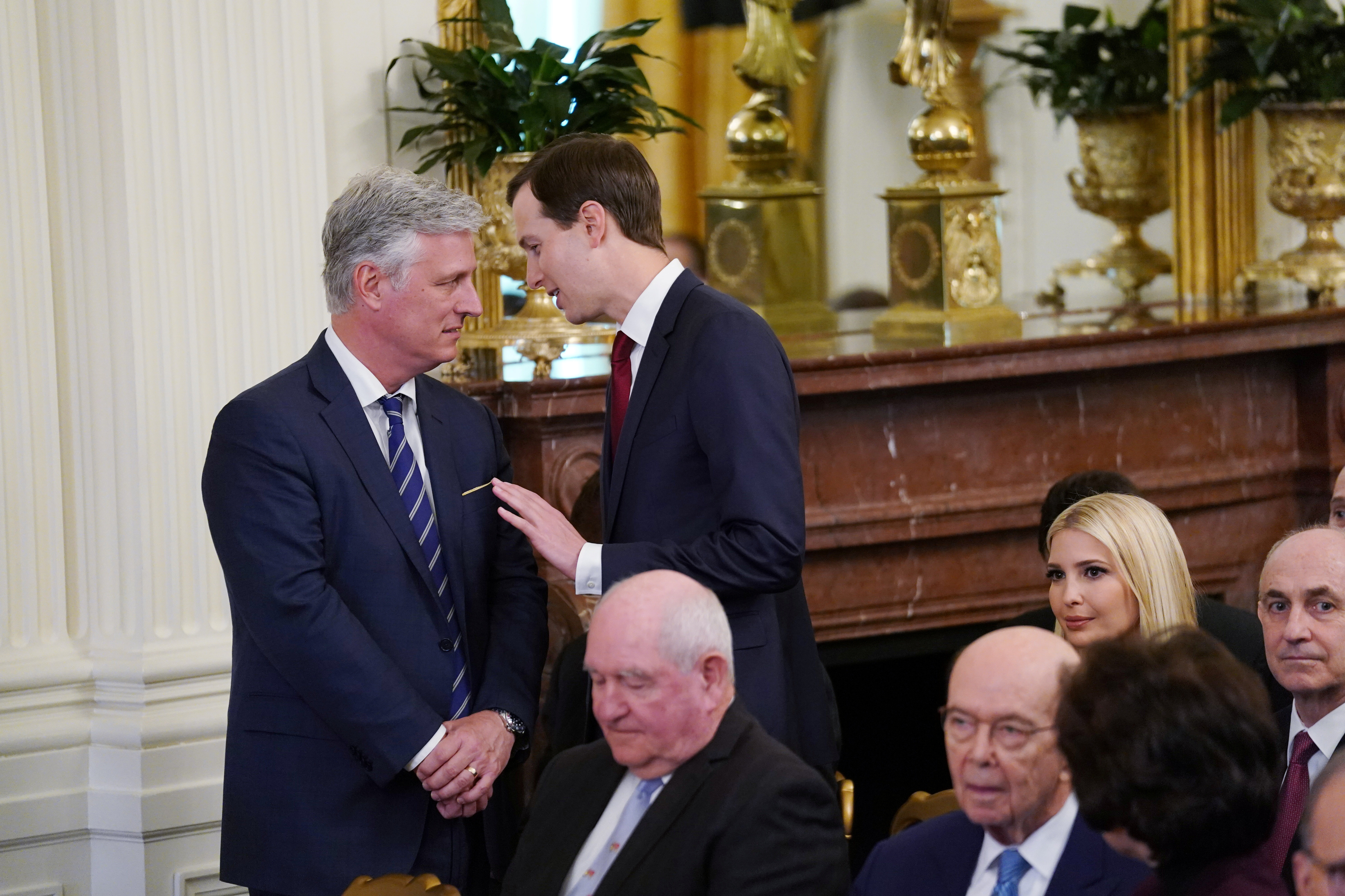 El asesor de Seguridad Nacional de la Casa Blanca, Robert O'Brien, habla con el asesor principal Jared Kushner —también yerno de Trump— mientras esperan en la Sala Este de la Casa Blanca (REUTERS/Kevin Lamarque)