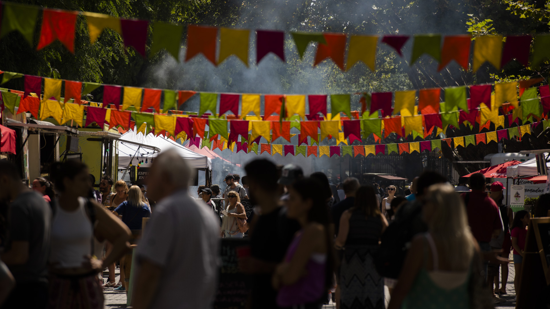 Ubicado en el Hipódromo de Palermo, el festival Apetito Gourmet abrió sus puertas a las 12 en punto. Un sábado soleado, con una temperatura de verano, familias, amigos y parejas disfrutaron de un gran día al aire libre comiendo los mejores manjares y sabores que tiene la gastronomía local e internacional en un solo lugar