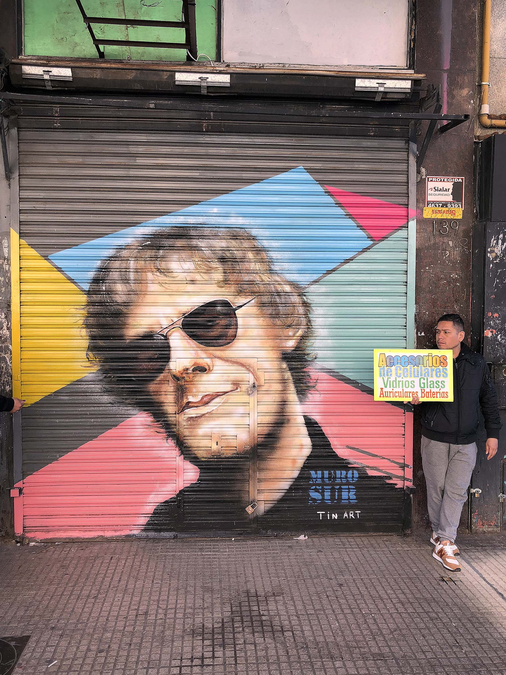 La iniciativa Muro Sur es de embellecimiento urbano. Convocaron a artistas para decorar las persianas de Once con célebres músicos argentinos. Tin Art inspiró la foto de Vernazza:
