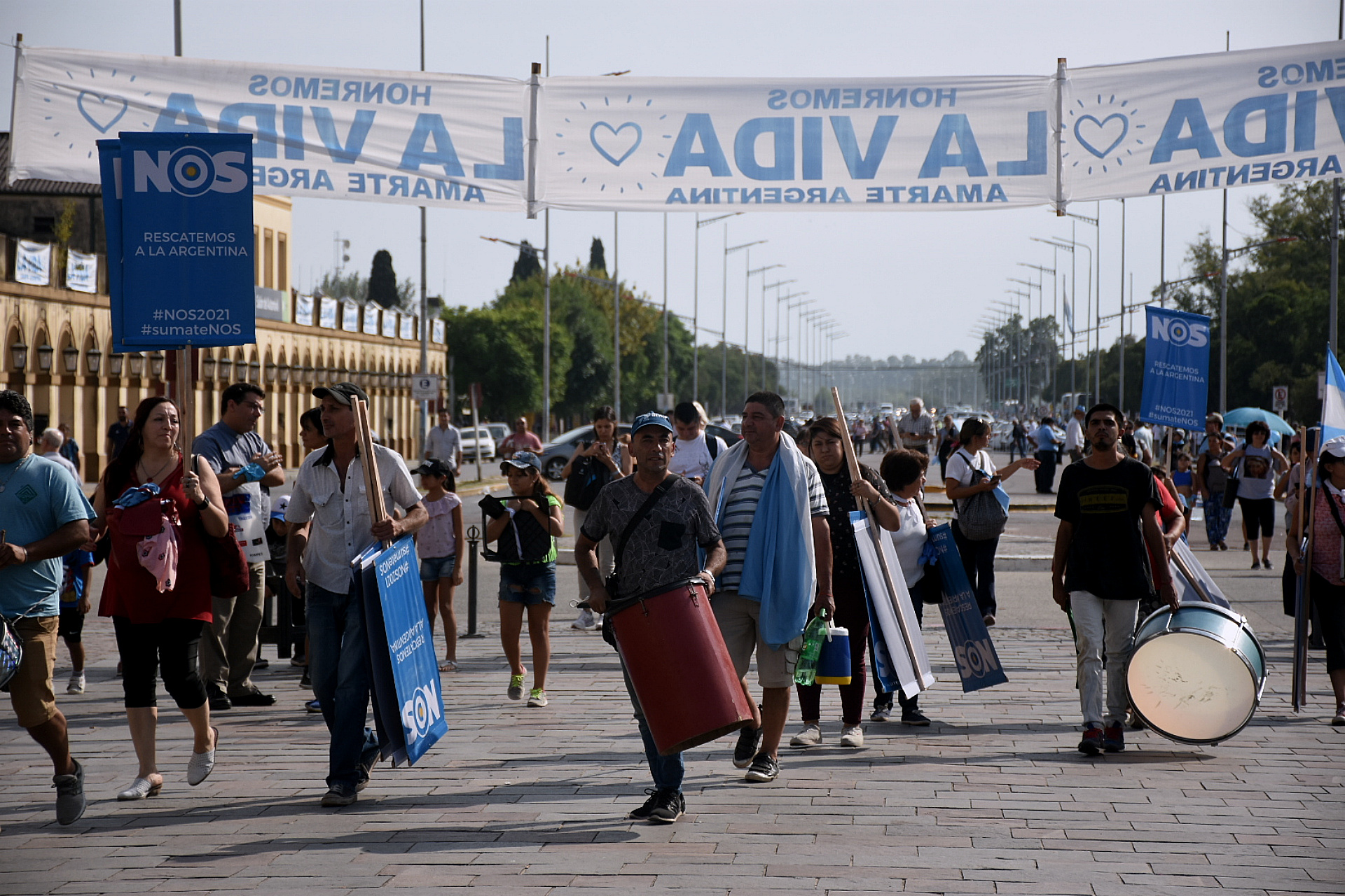 La llegada de algunos manifestantes, con bombos y otros instrumentos musicales, a la Basílica de Luján