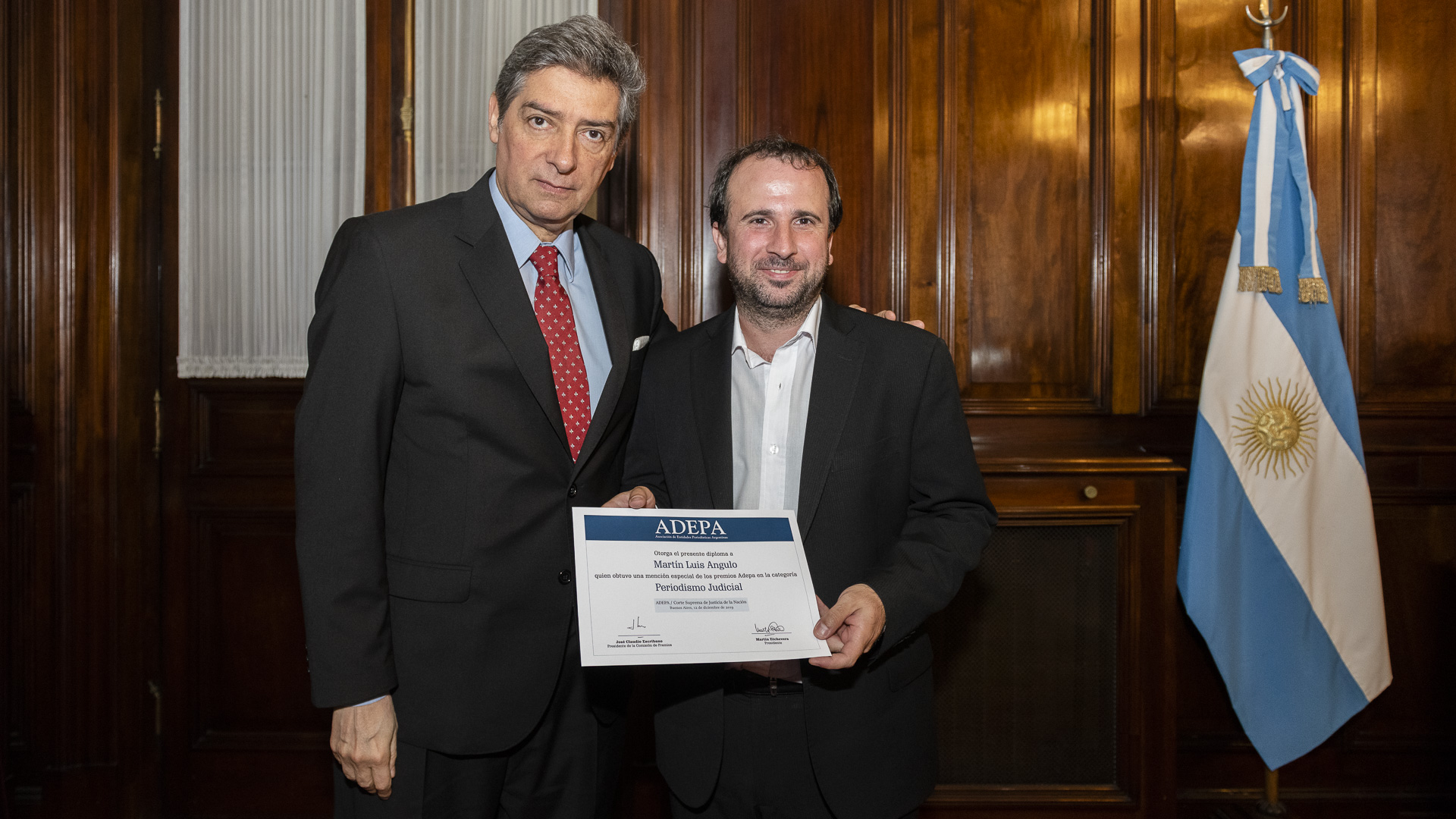 El miembro de la Corte Horacio Rosatti hizo entrega del premio al periodista de Infobae Martín Angulo