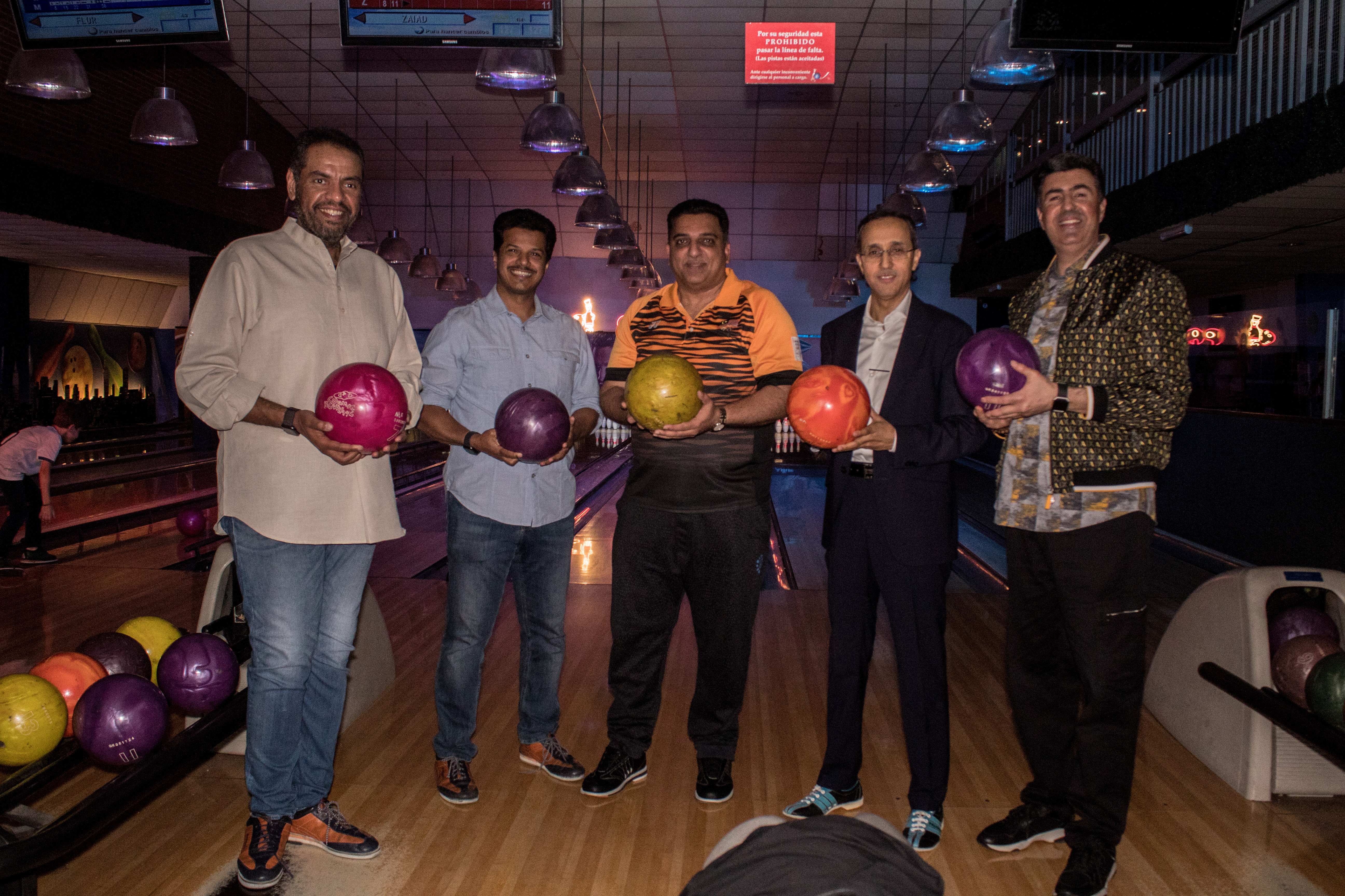 Los embajadores durante el partido de bowling