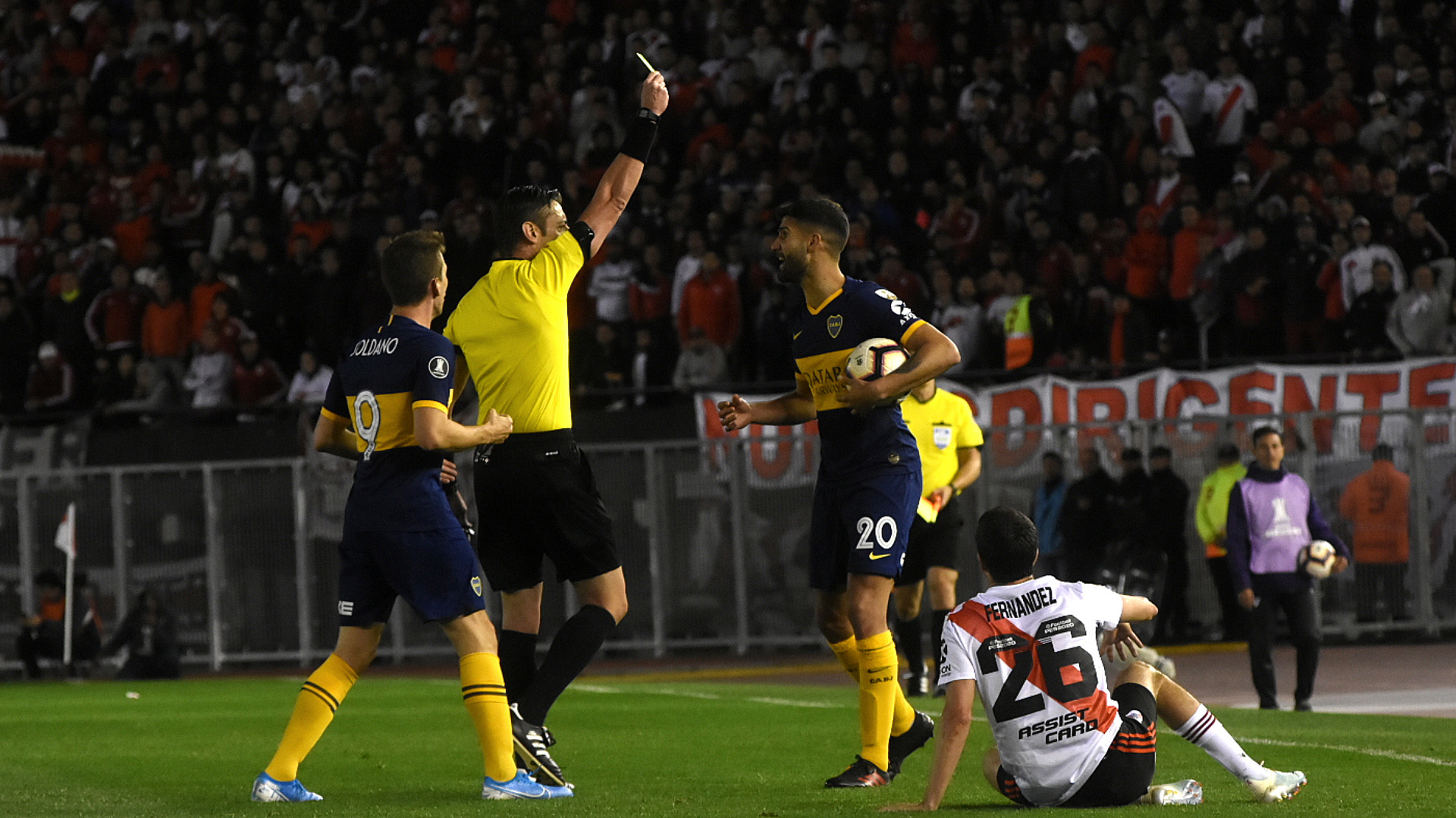 Lisandro López, uno de los que vio la tarjeta amarilla en el primer tiempo