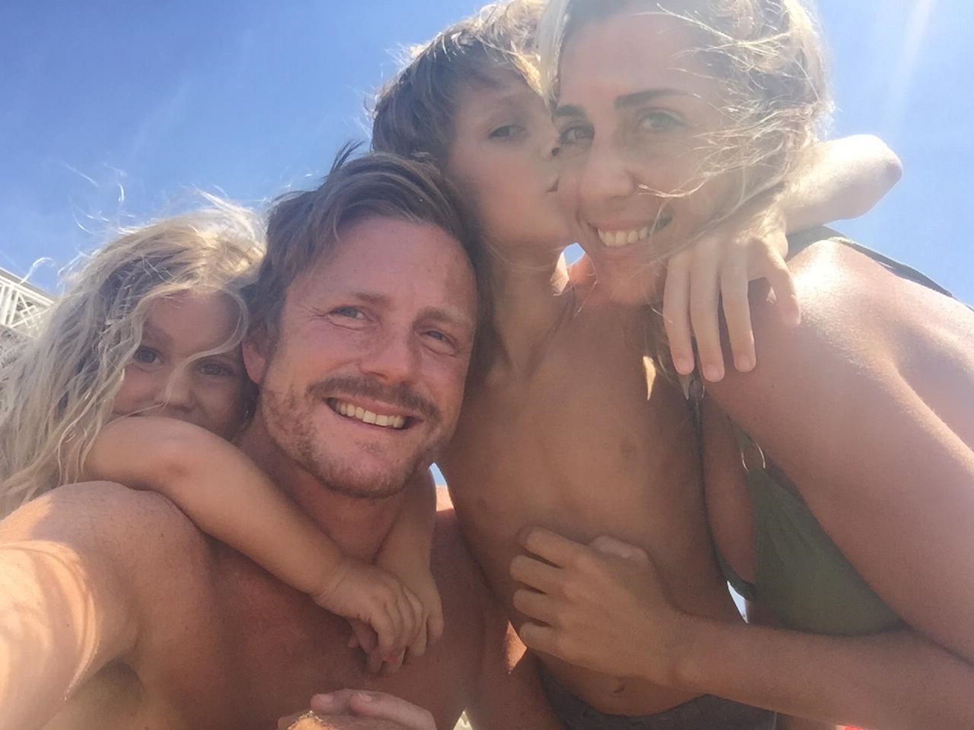 La selfie familiar de Joaquín y Luciana junto a sus hijos Laurato y Malena