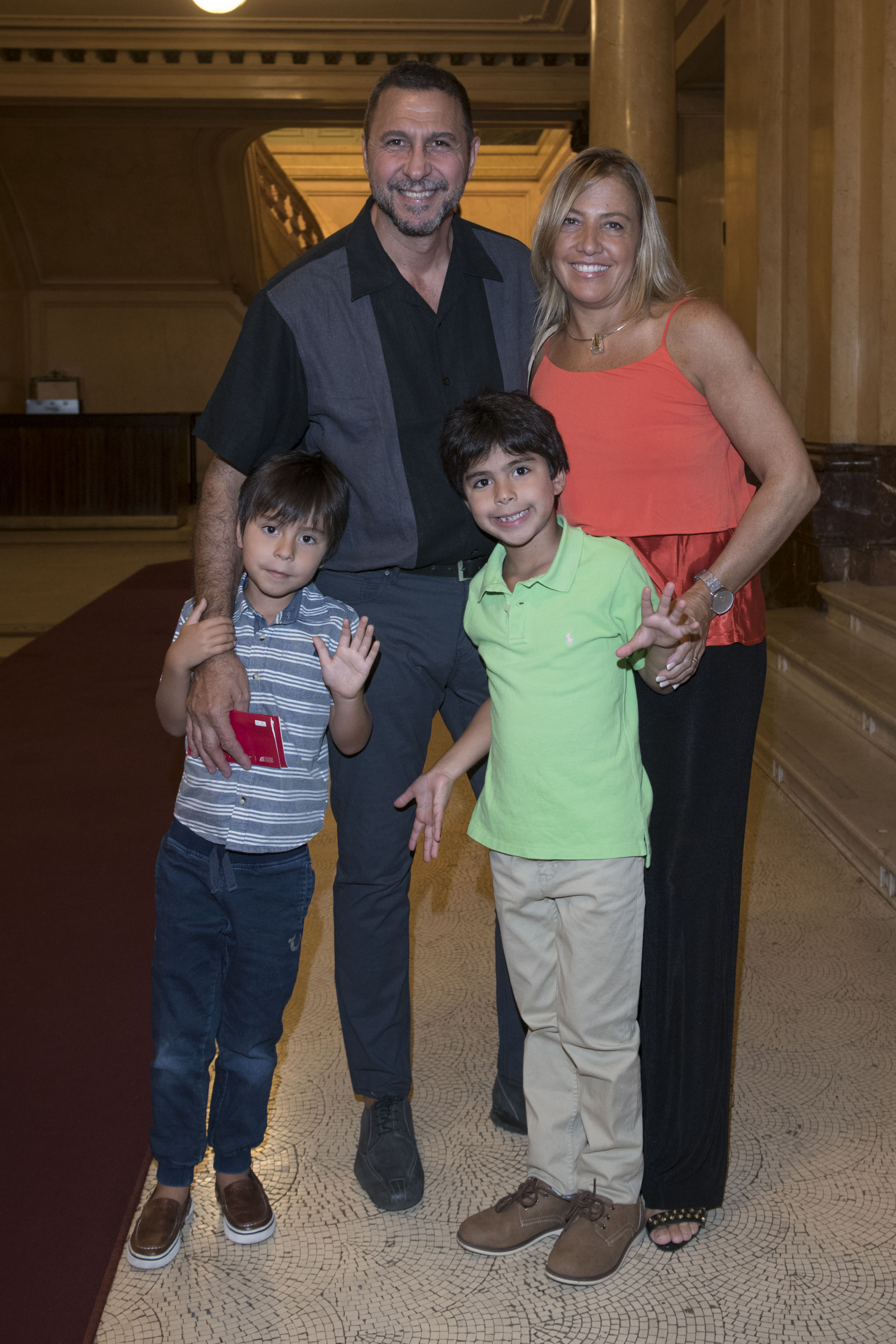 Miguel Habud junto a Victoria Diunta y sus hijos