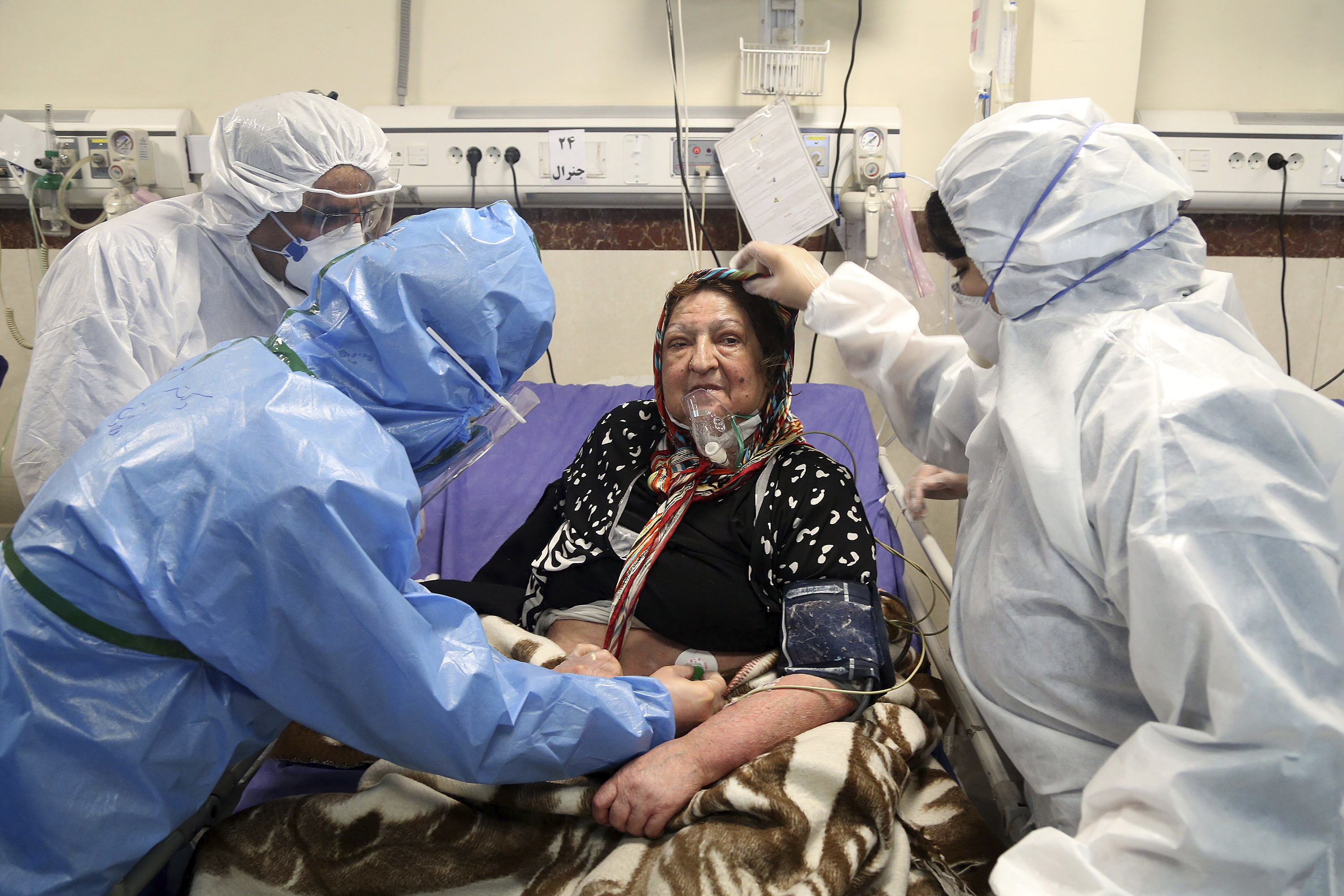 Médicos atienden a una paciente en Teherán (AP)