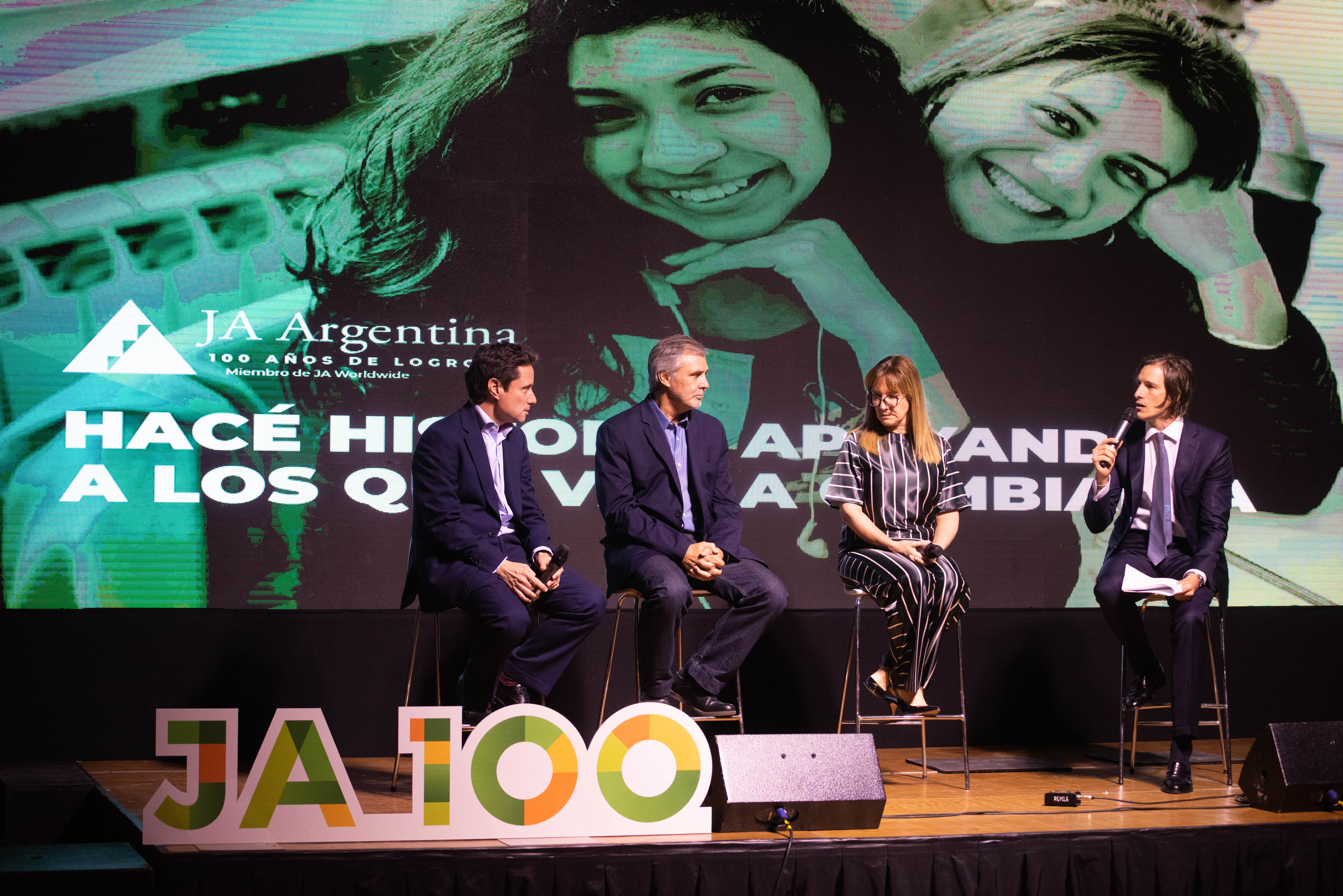 Gabriel Sánchez Zinny, director General de Cultura y Educación de la Provincia de Buenos Aires, Walter Grahovac, ministro de Educación de la Provincia de Córdoba y Andrea Bruzos Bouchet, subsecretaría de Coordinación Pedagógica y Equidad Educativa, intercambiaron ideas en el panel político moderado por Iván de Pineda
