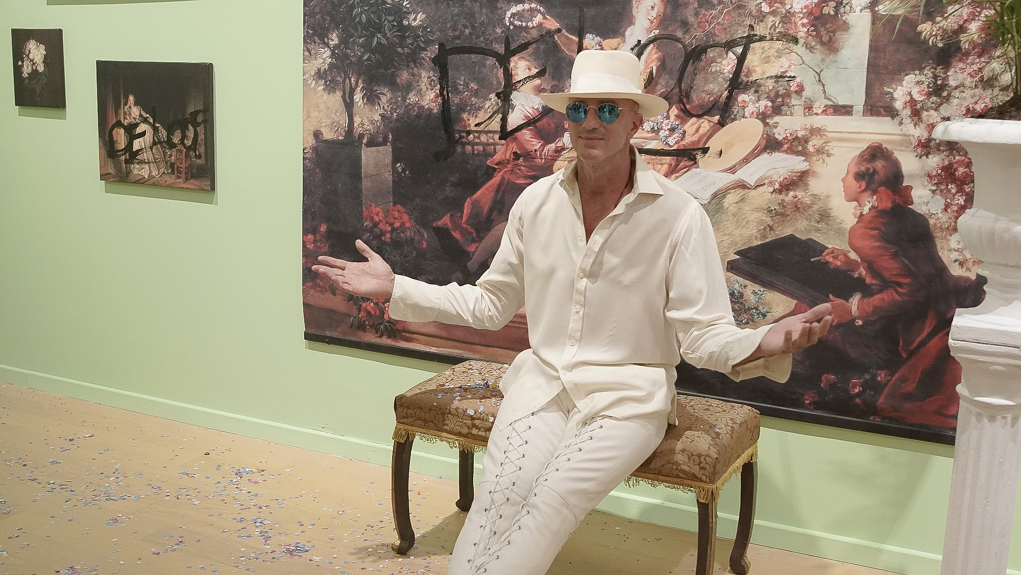 Alan Faena posa junto a una obra de Sergio De Loof, quien nació en 1962, en Buenos Aires. De Loof es artista, diseñador y decorador. Prolífico creador y ambientador, fundó y ambientó bares, restaurantes y discotecas como Bolivia (1989), El Dorado (1990) Ave Porco (1994), El Morocco (1993) y Club Caniche (1995)