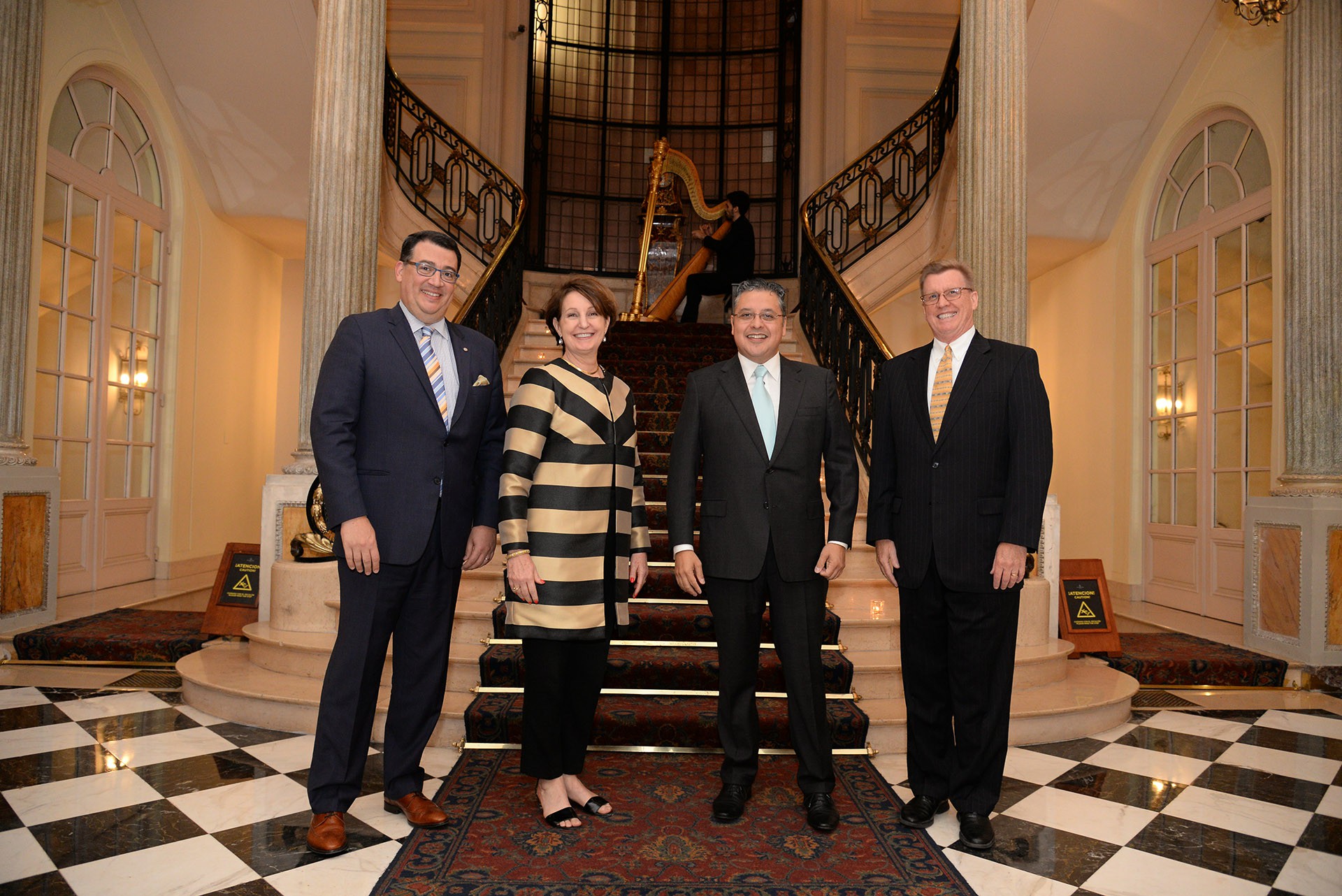 Tulio Hochkoeppler, vicepresidente regional y gerente general del Four Seasons; MaryKay Carlson, ministra consejera de la embajada de los Estados Unidos; y Ariel Blufstein, colaborador en Relaciones Diplomaticas DAIA