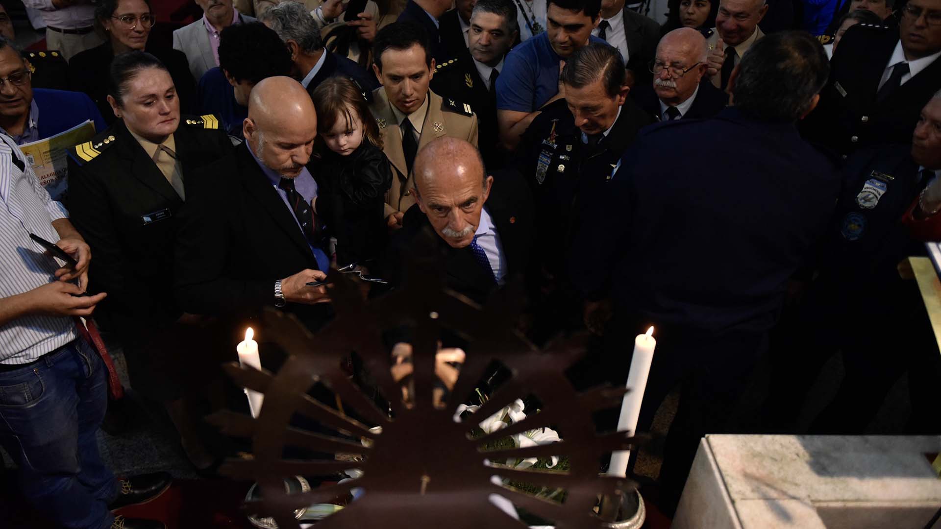 Finalizada la misa, autoridades del ejército, veteranos, familiares de caídos y fieles se acercaron a la Virgen de Luján