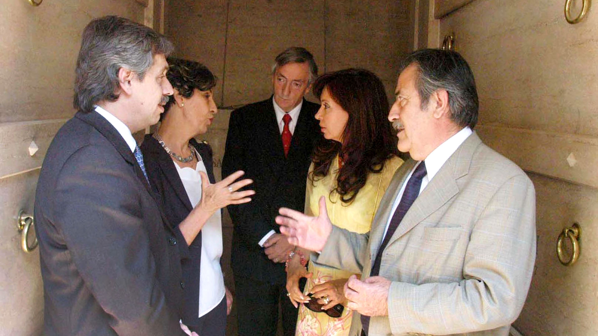 En marzo del 2004, el presidente Néstor Kirchner, su esposa Cristina Fernández y la diputada del Partido Socialista de Chile, Isabel Allende, hija del extinto presidente Salvador Allende, visitan la tumba de éste último en el cementerio nacional de Santiago, Chile.