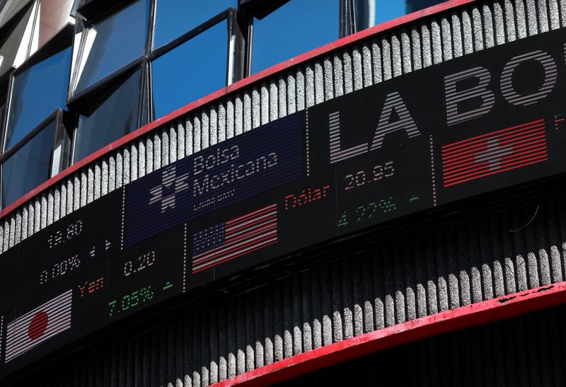 Las acciones que más retrocedían pertenecen a los grupos aeroportuarios nacionales. (Foto: REUTERS / Henry Romero)