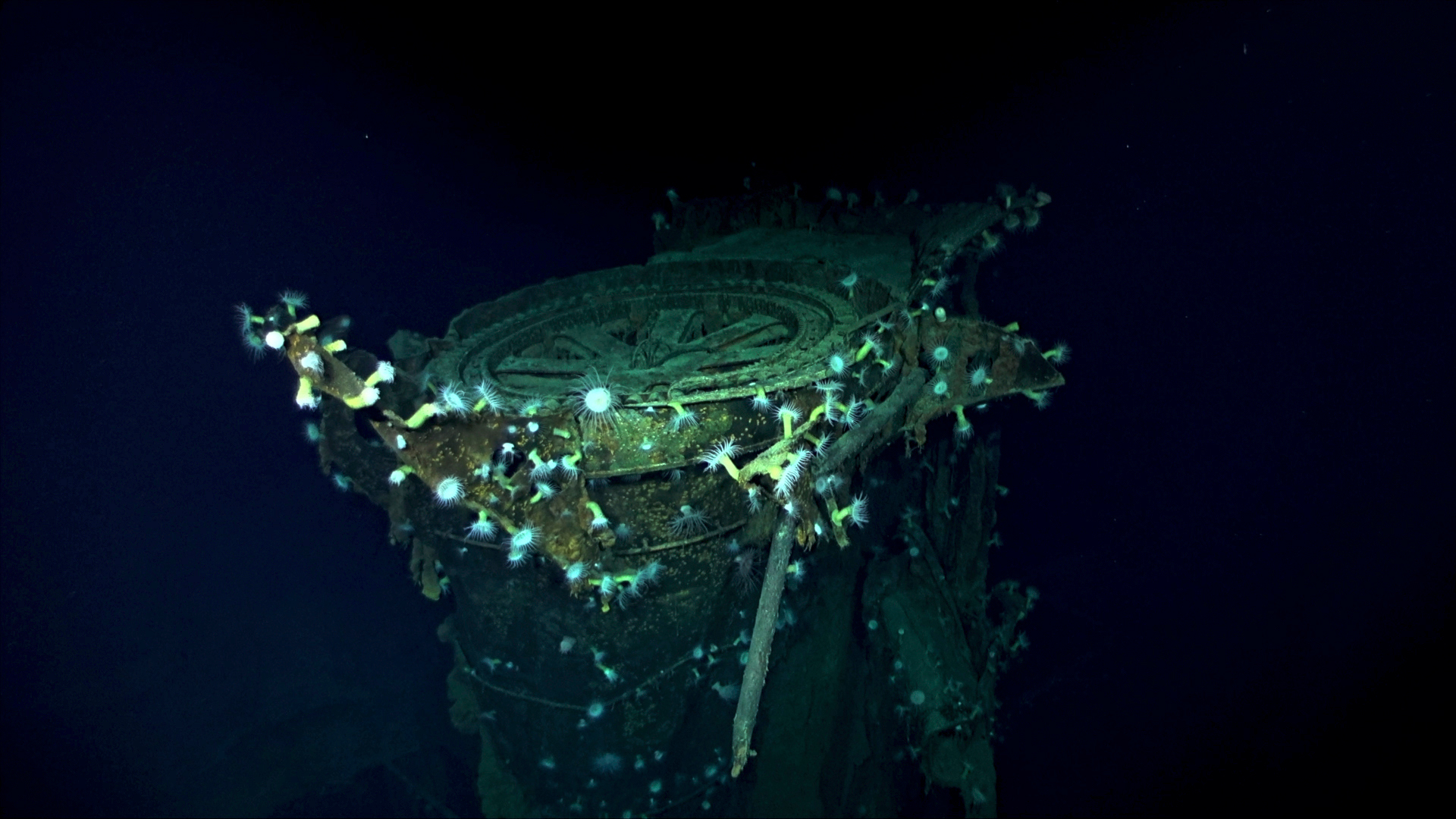 La estación de radar del portaaviones Kaga, en las profundidades del mar (AP / Caleb Jones)