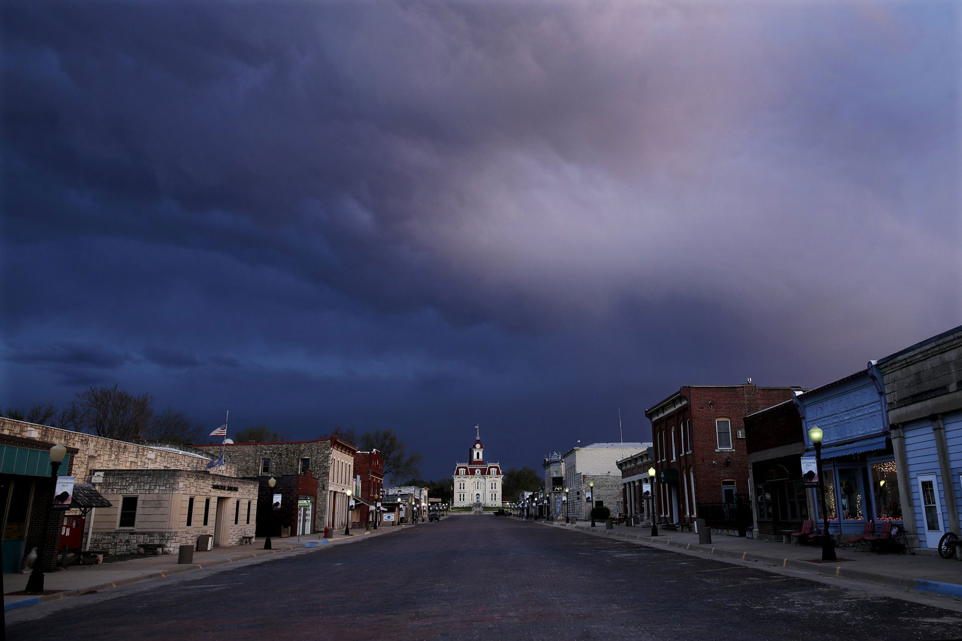 Una calle desierta conduce al histórico Palacio de Justicia del Condado de Chase en Cottonwood Falls, Kansas, EEUU, al anochecer del jueves 23 de abril de 2020 (Foto AP / Charlie Riedel)