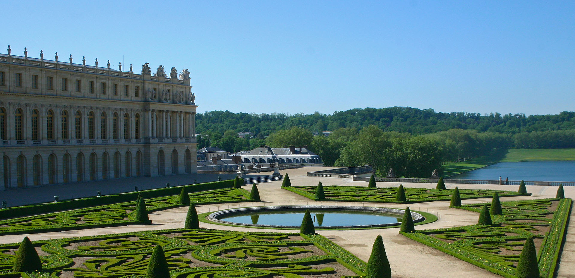 Se destacan en los jardines el Gran Trianón, un pequeño palacio de mármol rosa, o el Dominio de María Antonieta, lugar en el que la esposa de Luis XVI disfrutaba de una vida sencilla y campestre