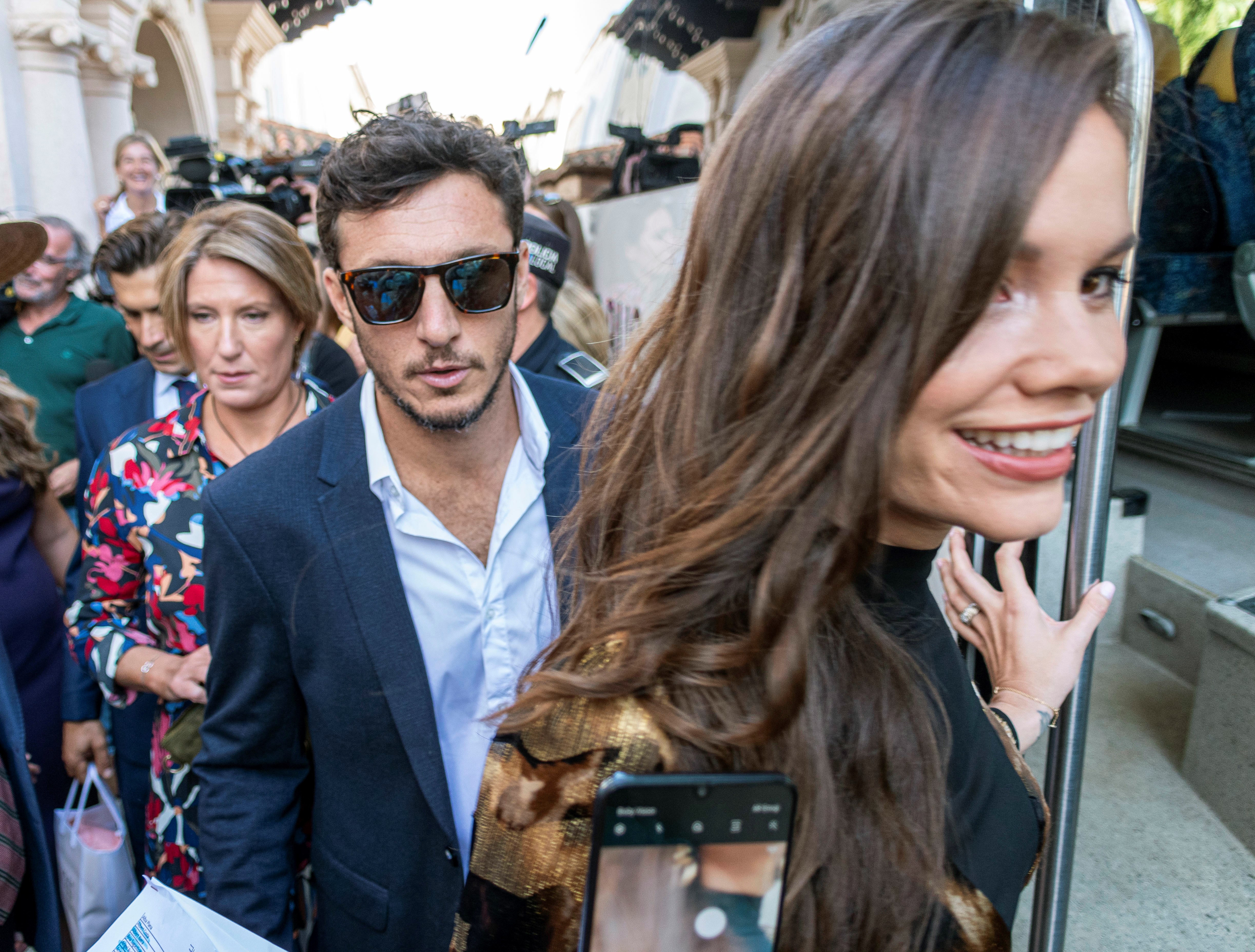 El tenista argentino Juan Mónaco y Diana Arnopoulos, invitados a la boda de Rafa Nadal y Mery Perelló, saliendo del hotel donde están alojados en Pollença (Mallorca) EFE/ Cati Cladera
