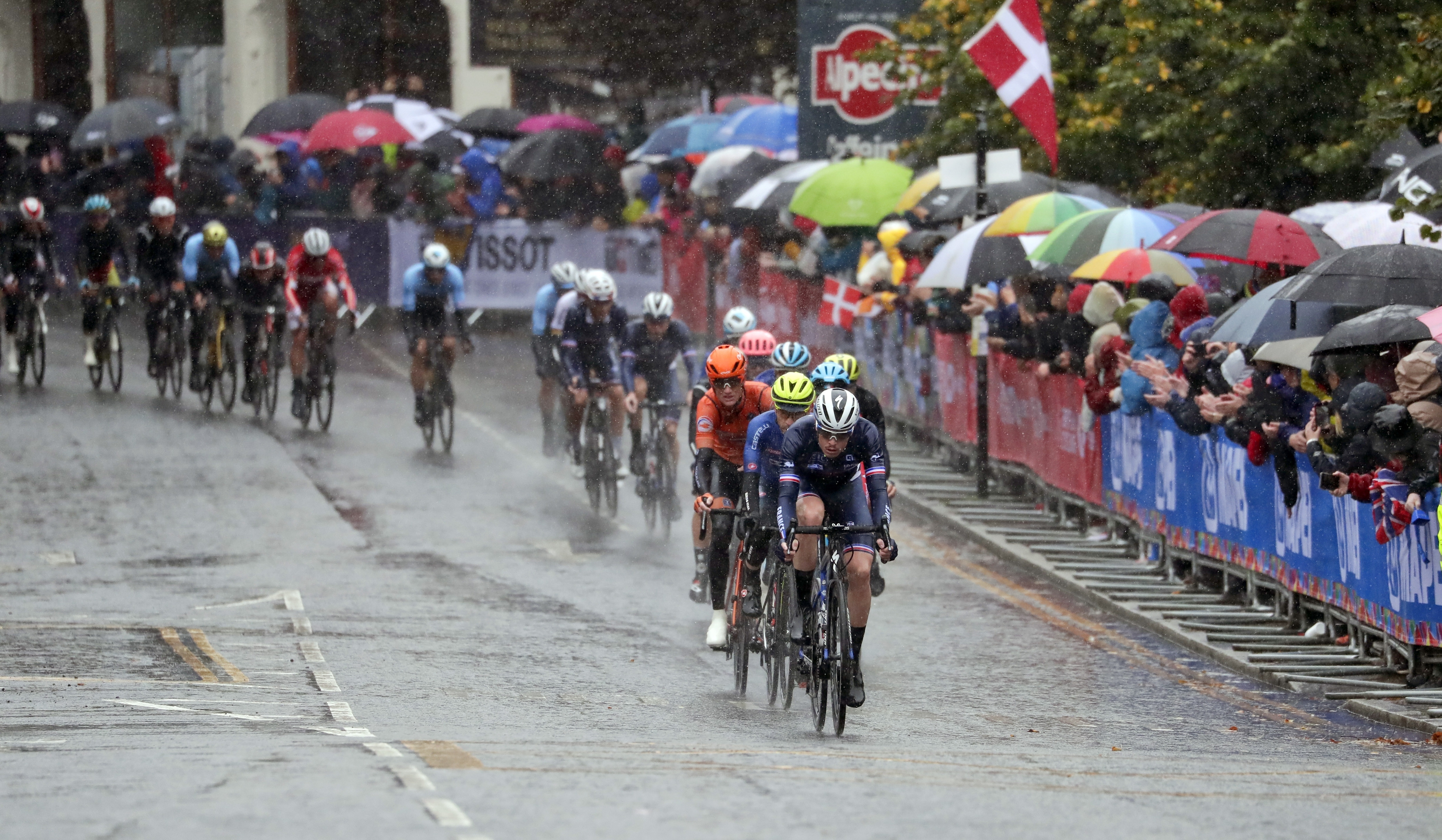 El español Alejandro Valverde, de 39 años, también se retiró a falta de unos 80 km y no pudo repetir el título logrado e laño pasado en Innsbrück (Austria)