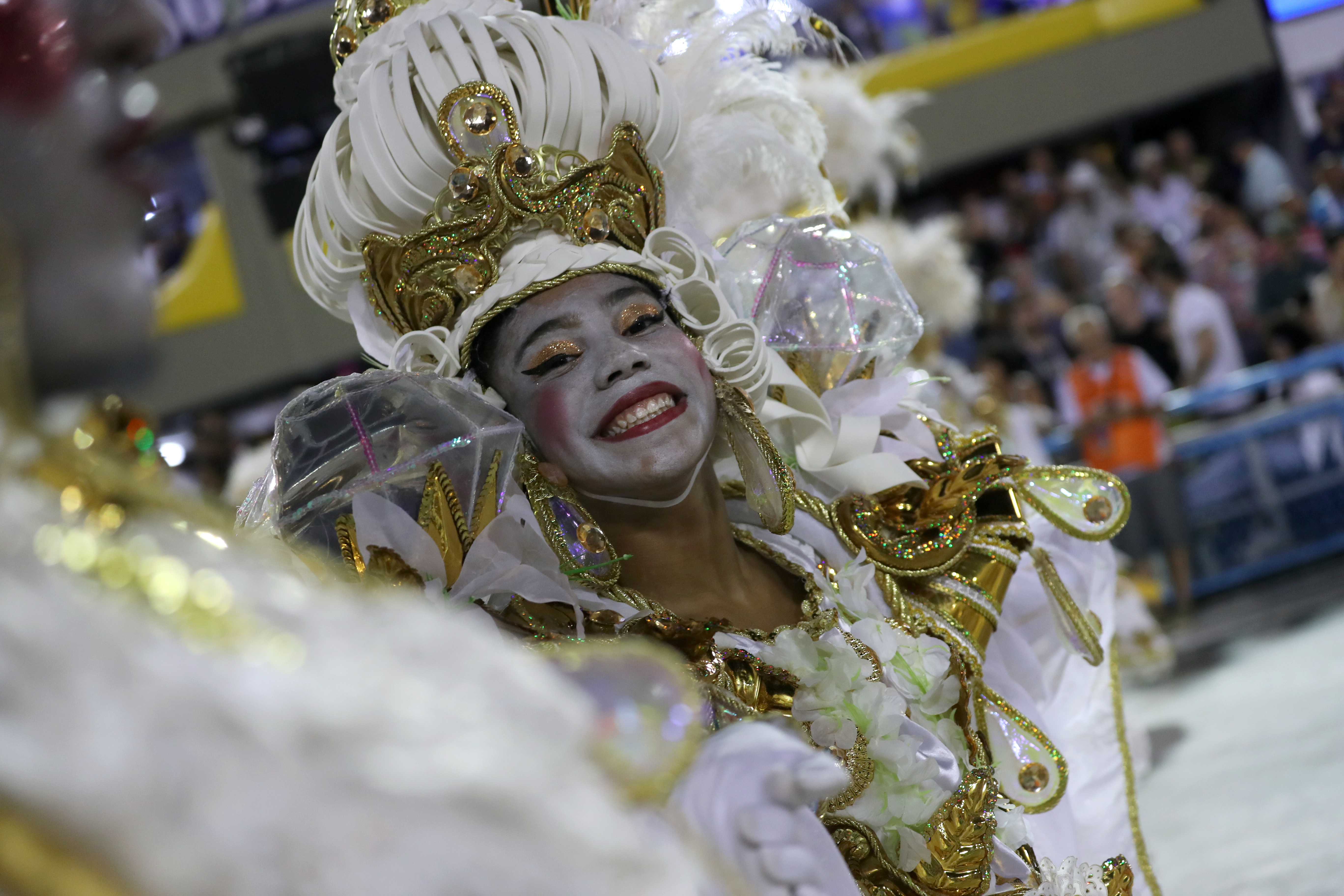 Una miembro de la escuela Beija-Flor samba en su presentación durante la segunda noche del carnaval REUTERS/Sergio Moraes