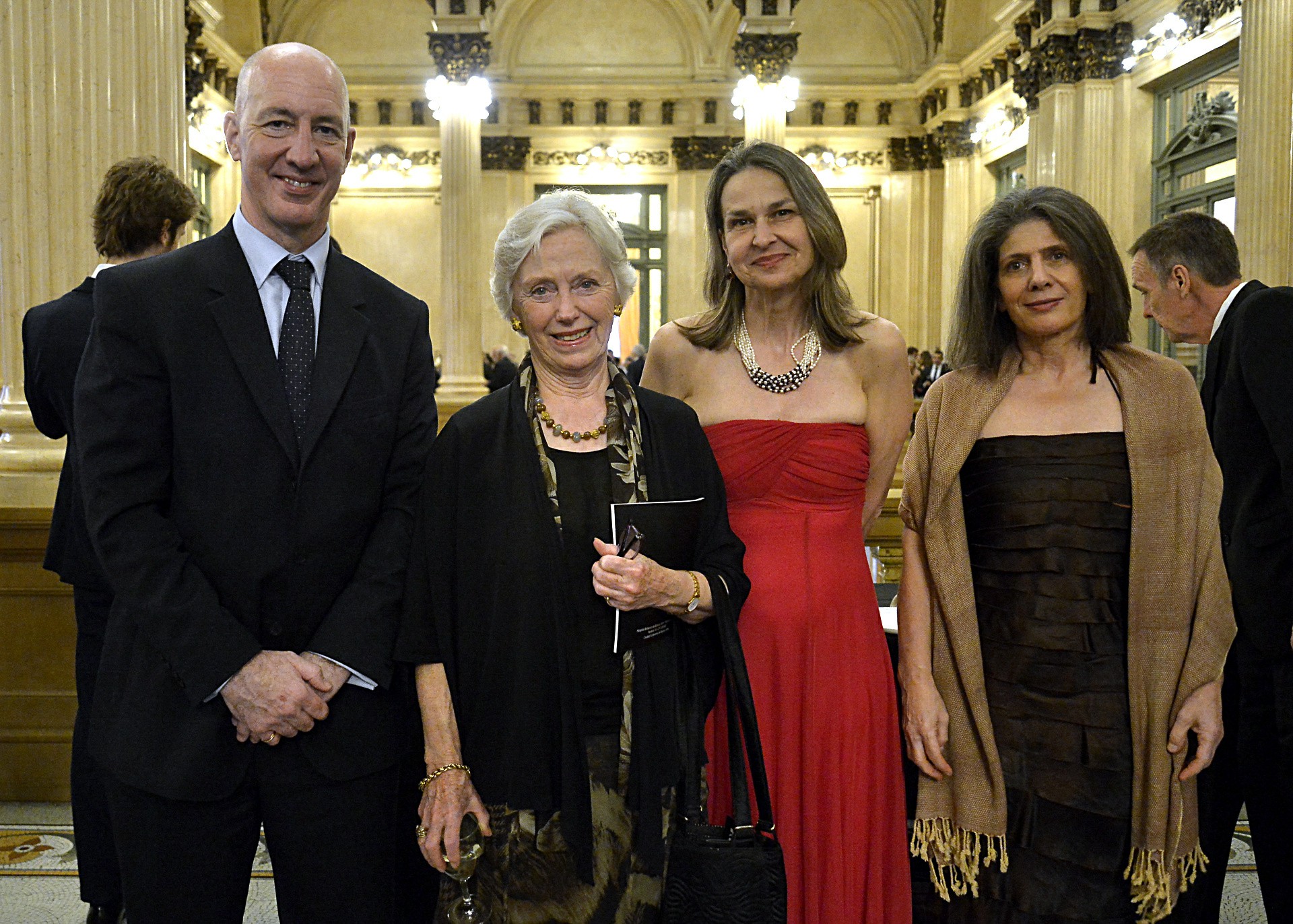 El embajador británico, Mark Kent, y su esposa Martine acompañados por la baronesa Gloria Hooper, presidente del Grupo de Amistad Parlamentaria con América Latina; y Sonia Ruseler, directora ejecutiva de la Asociación Argentina de Cultura Inglesa
