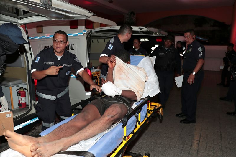 Un interno herido es llevado en camilla a un hospital por los paramédicos de la policía después de un tiroteo entre los internos en la prisión de La Joyita, en Ciudad de Panamá, Panamá, 17 de diciembre de 2019. REUTERS / Erick Marciscano