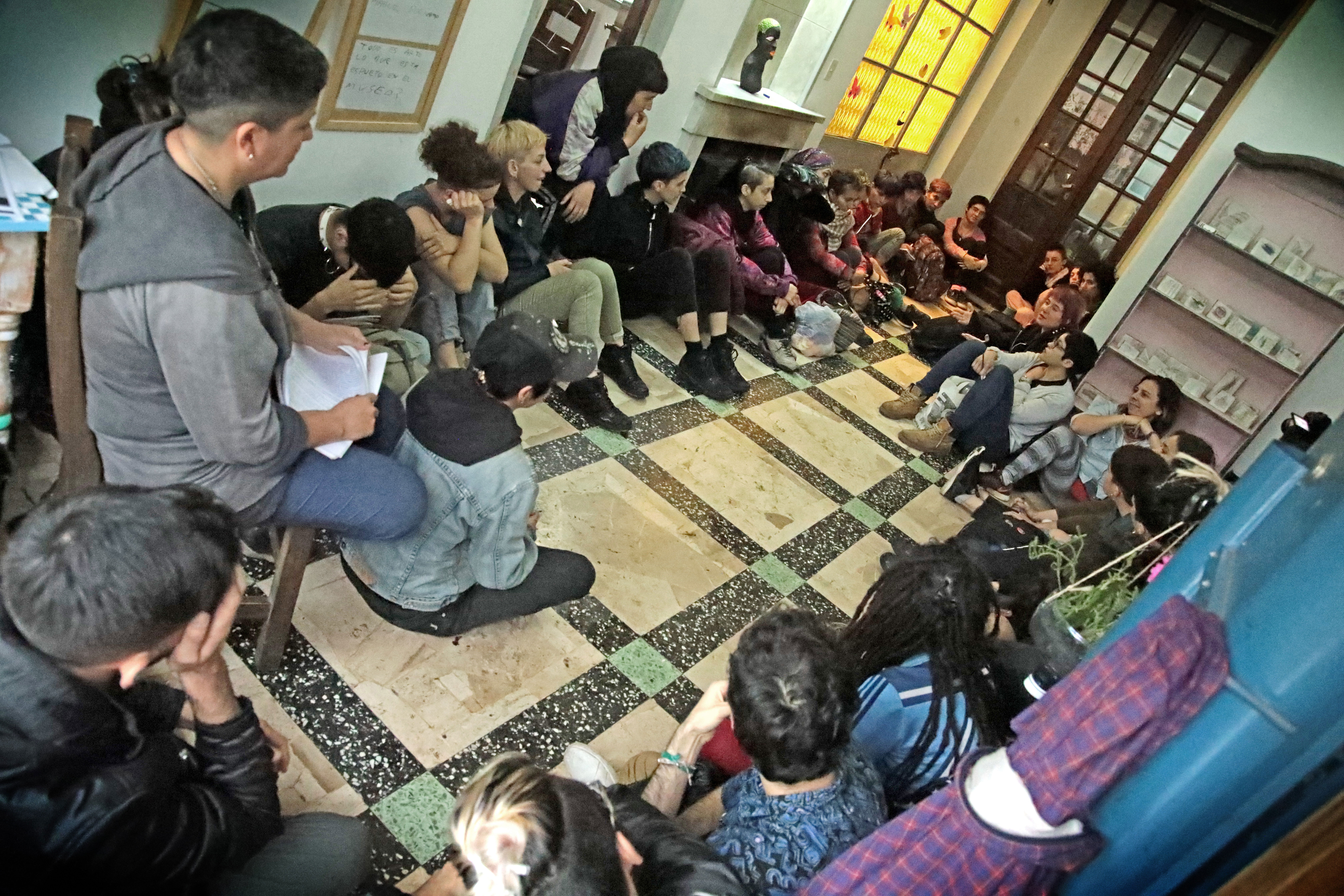 Los talleres se desarrollan de manera simultánea. No es necesaria una inscripción previa. Cuando la convocatoria supera las 40 participantes, el taller se subdivide en comisiones