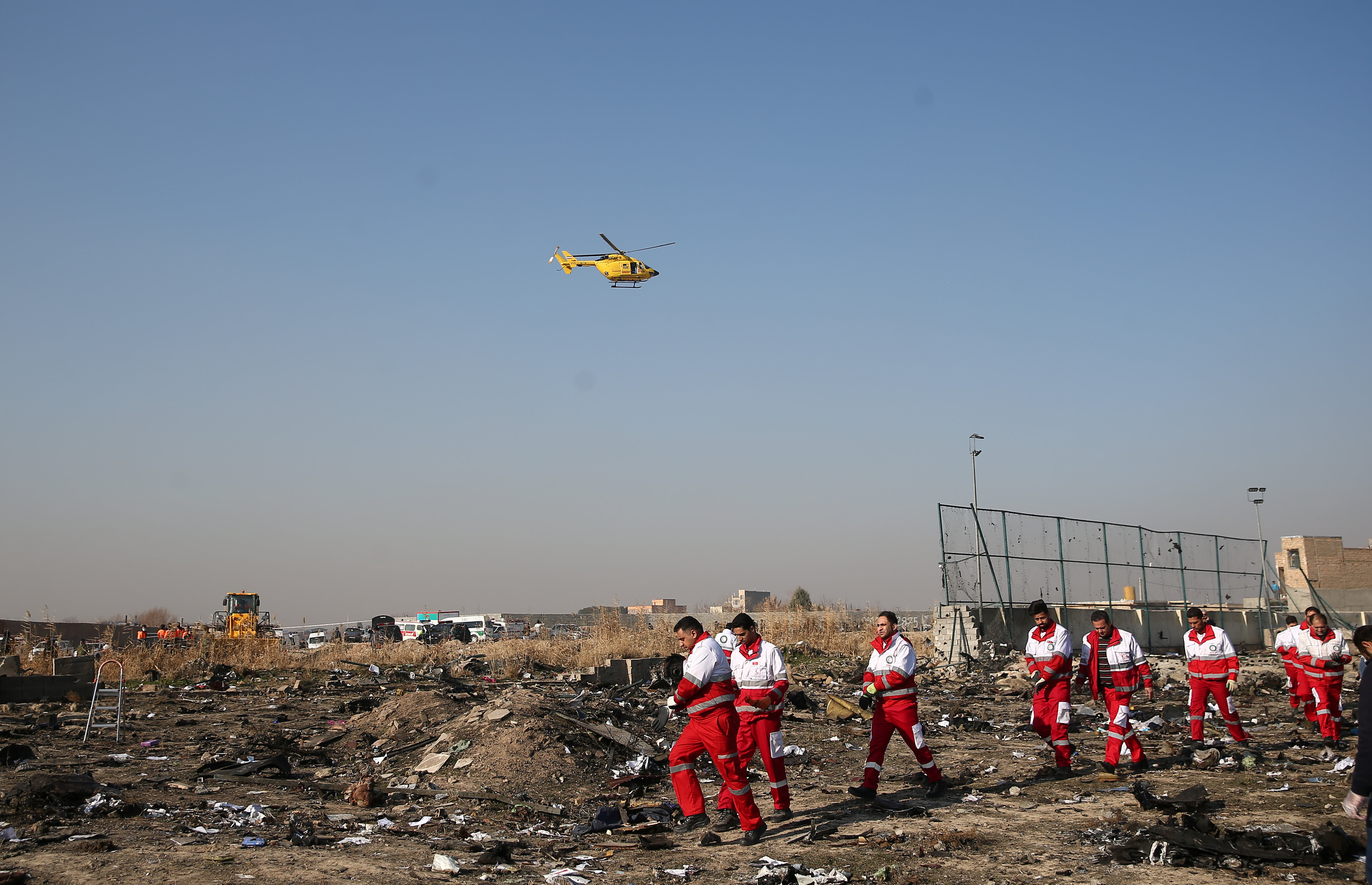 Rescatistas y un helicóptero en el lugar del accidente (REUTERS)