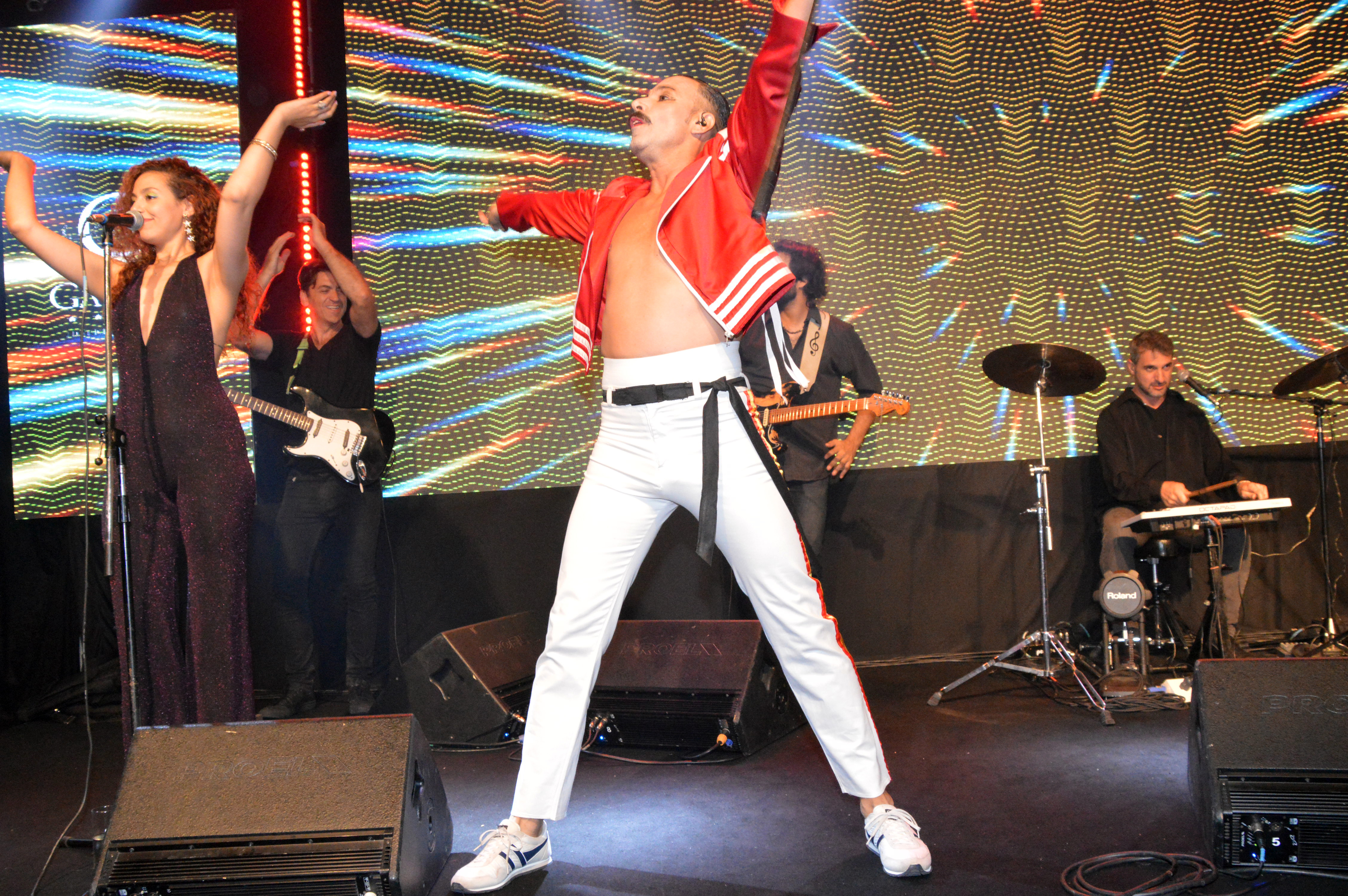 Bossi en la piel de Queen sobre el escenario