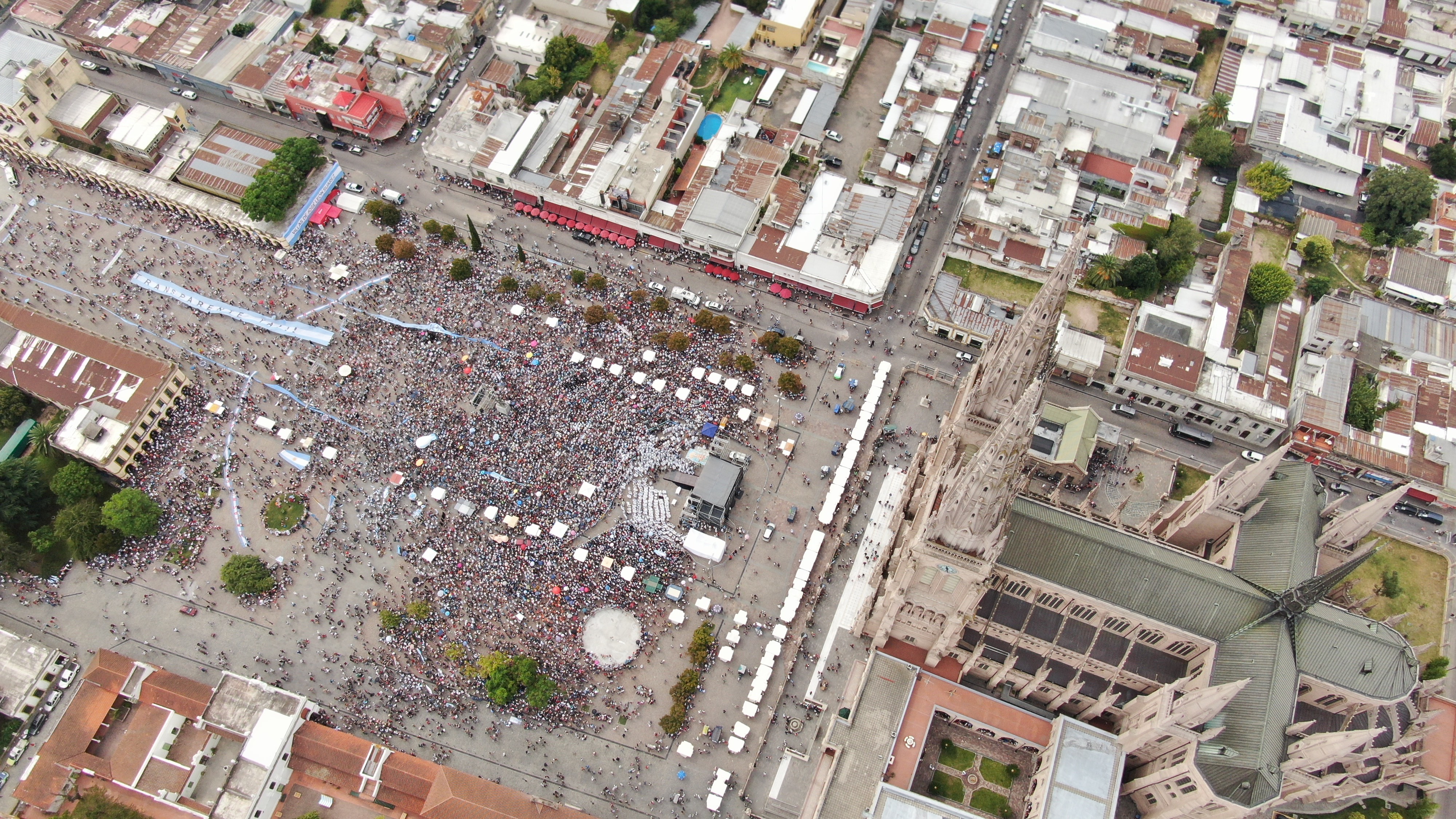 Vista aérea de la Basílica de Luján frente a la cual tuvo lugar la Misa por las Mujeres y por la Vida - 8 de Marzo