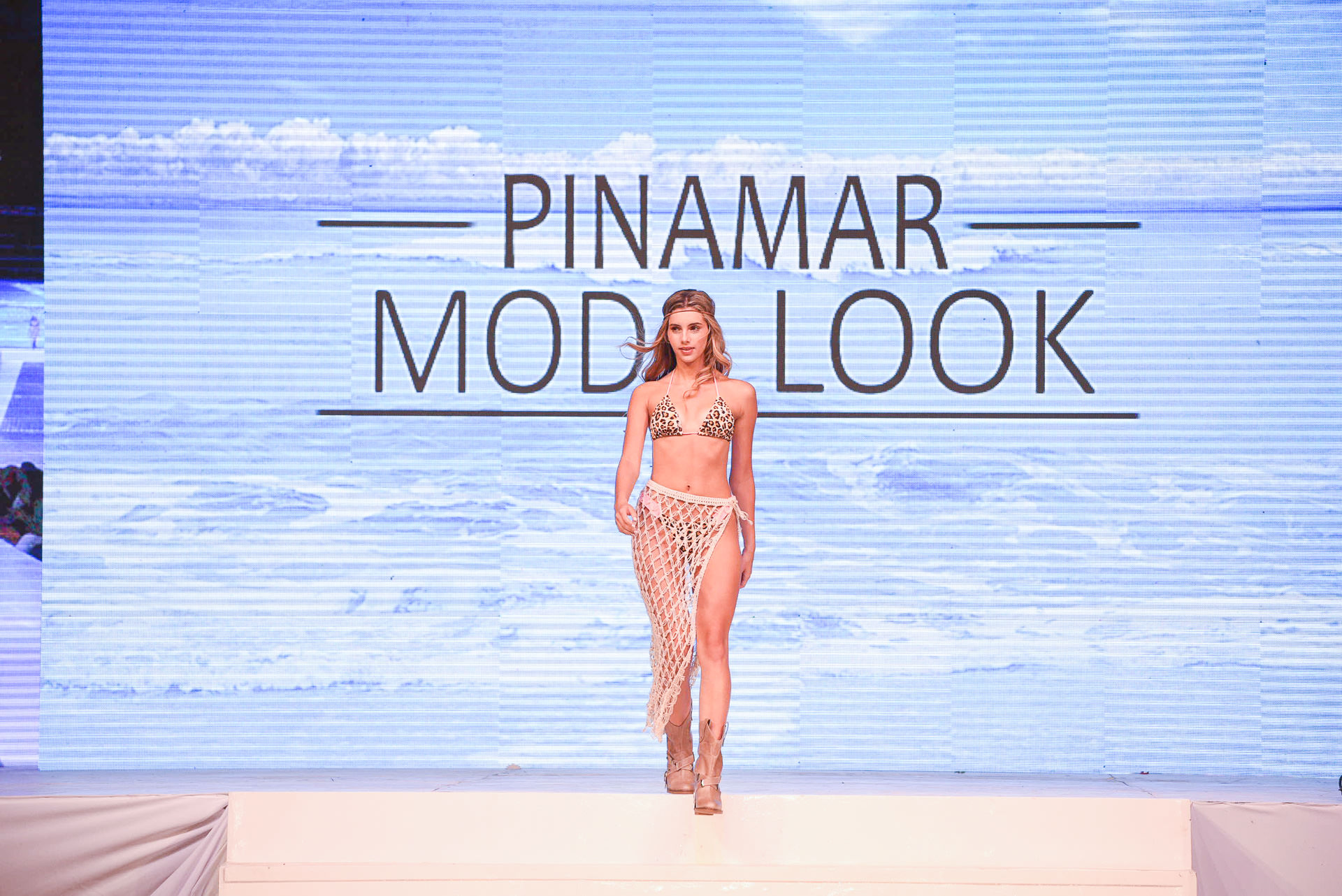 Las bikinis confeccionadas con tejidos brillantes, bordados con lentejuelas engomados y con distinguidos detalles tales como cadenas y tiras transparentes, fueron sin dudas las estrellas de la pasadas