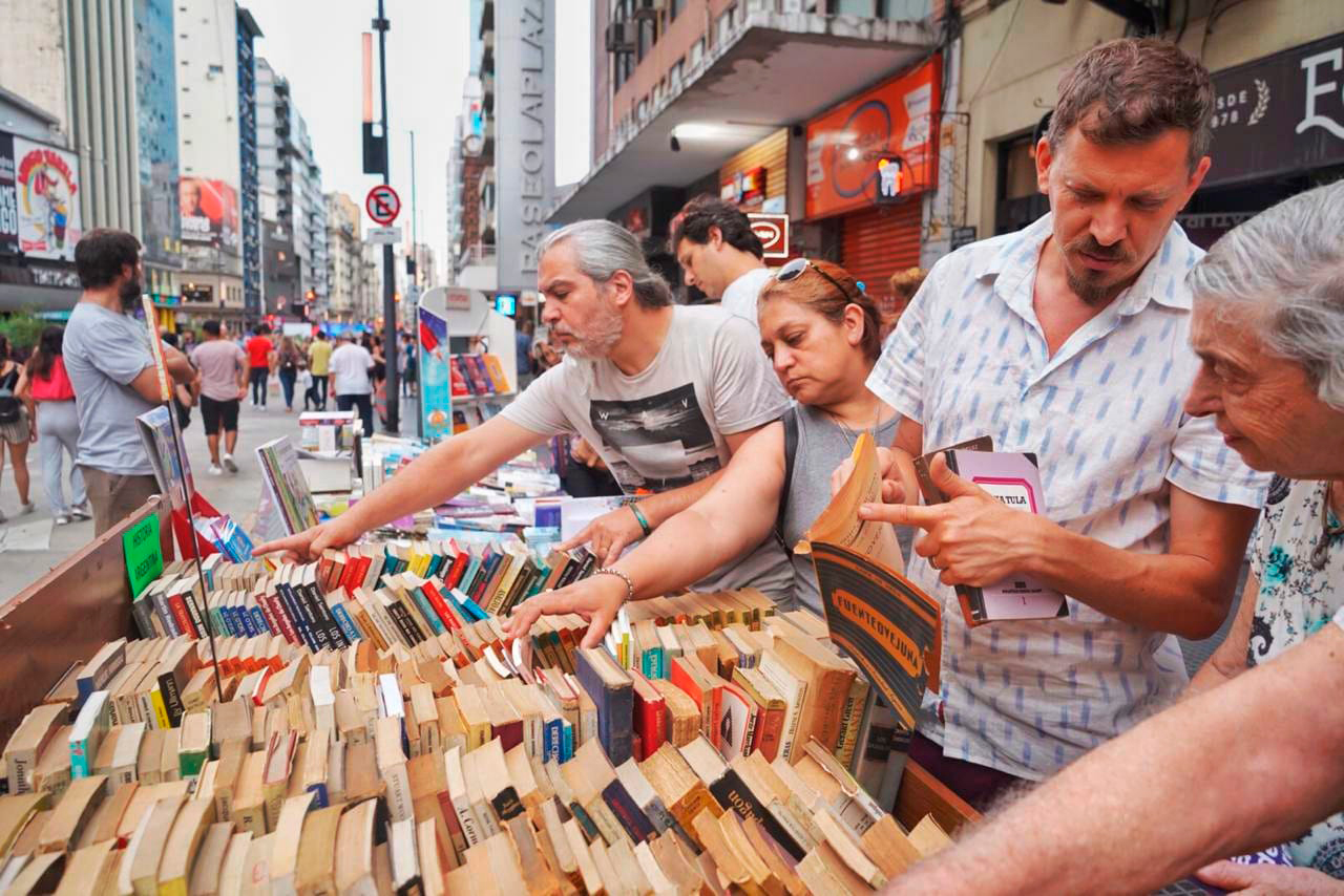 Los puestos a la calle también vendieron gran cantidad de libros.