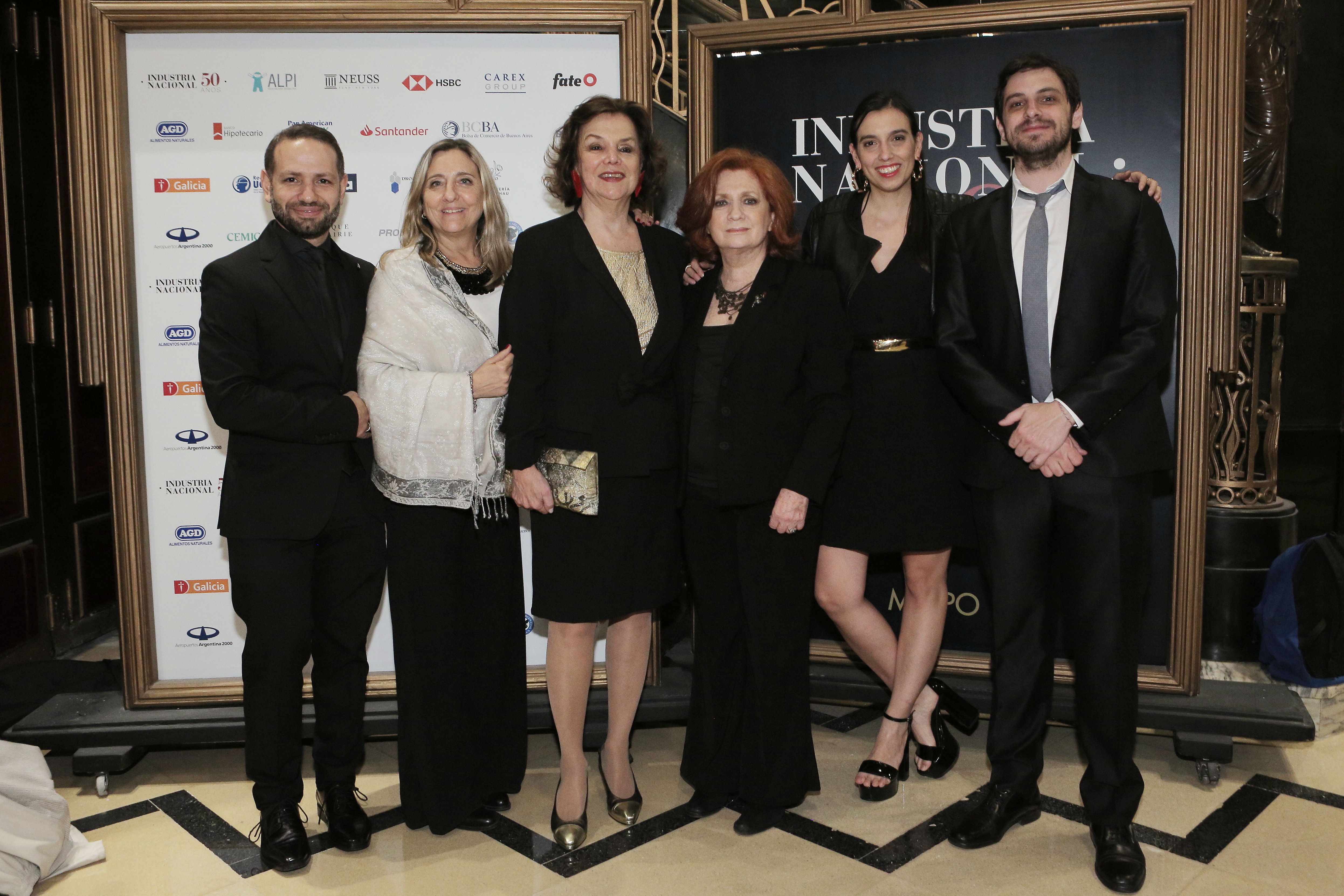 Teresa González Fernández y Amelita Silveyra Reyes junto al equipo de Prensa y Comunicación de ALPI /// Fotos: Gentileza ALPI