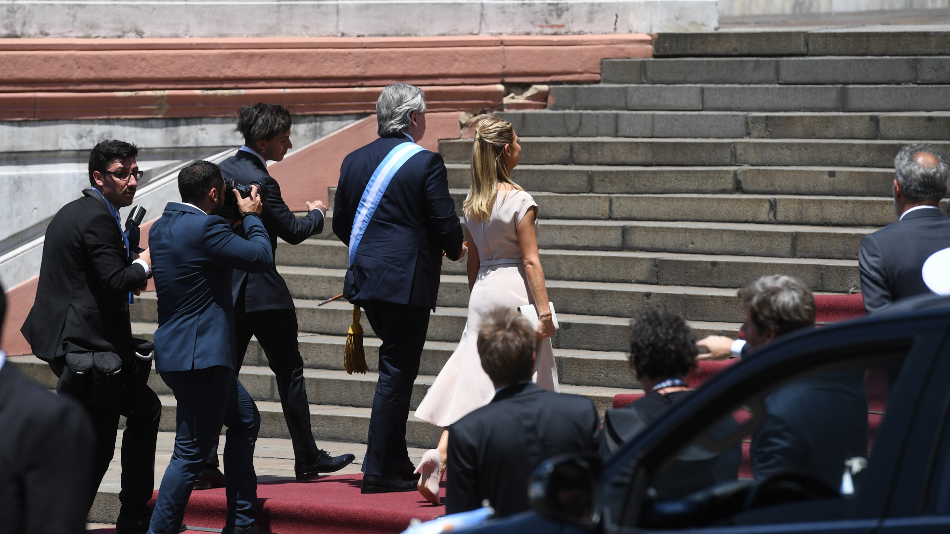 Alberto Fernández sube las escalintas de la Casa Rosada junto a su pareja Fabiola Yáñez y su hijo Estanislao
