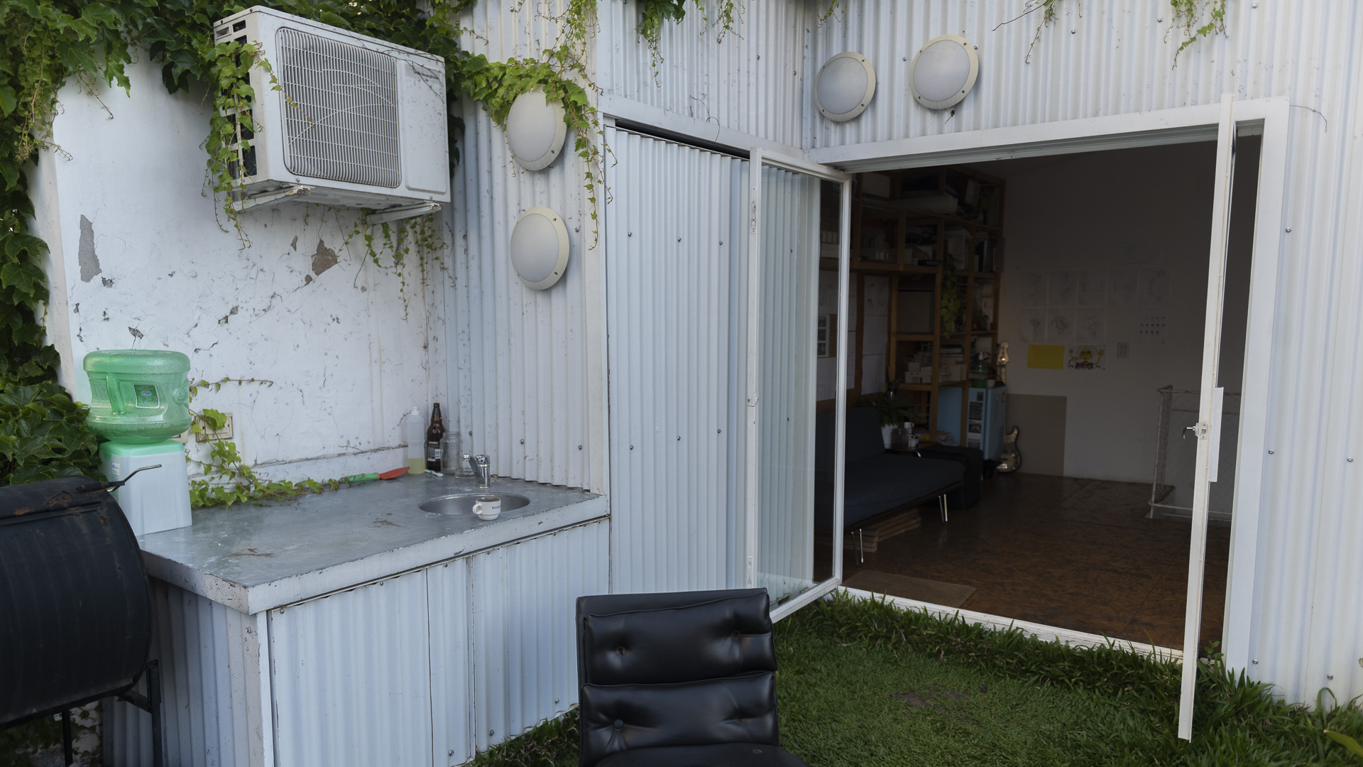 En el interior, un sistema de superficies y mobiliario de madera se replica, organizando distintas soluciones en cada ambiente