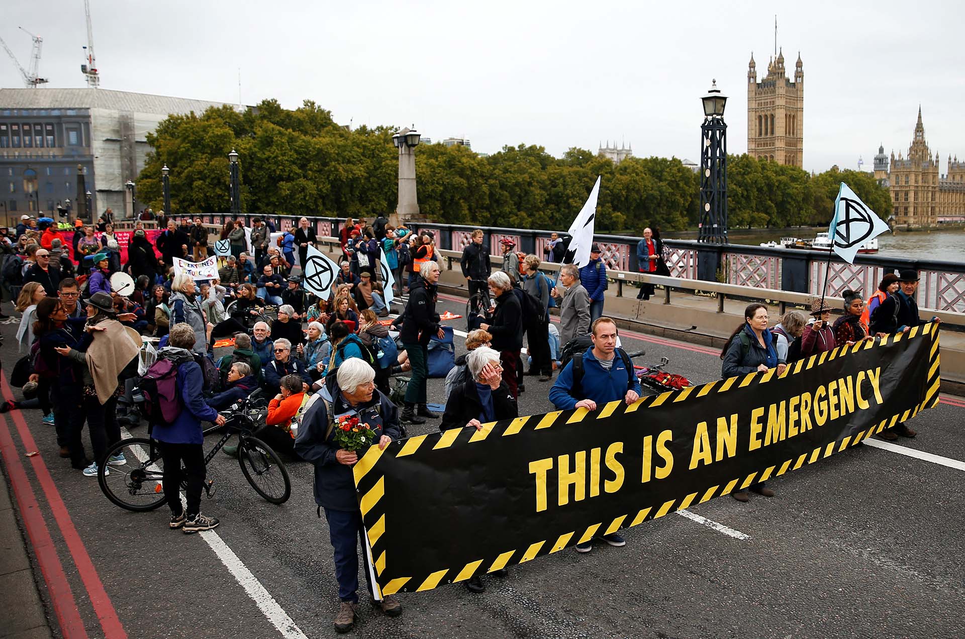 Activistas bloquean el Puente Lambeth durante la protesta de la Rebelión de la Extinción en Londres, Gran Bretaña, el 7 de octubre de 2019. REUTERS / Henry Nicholls