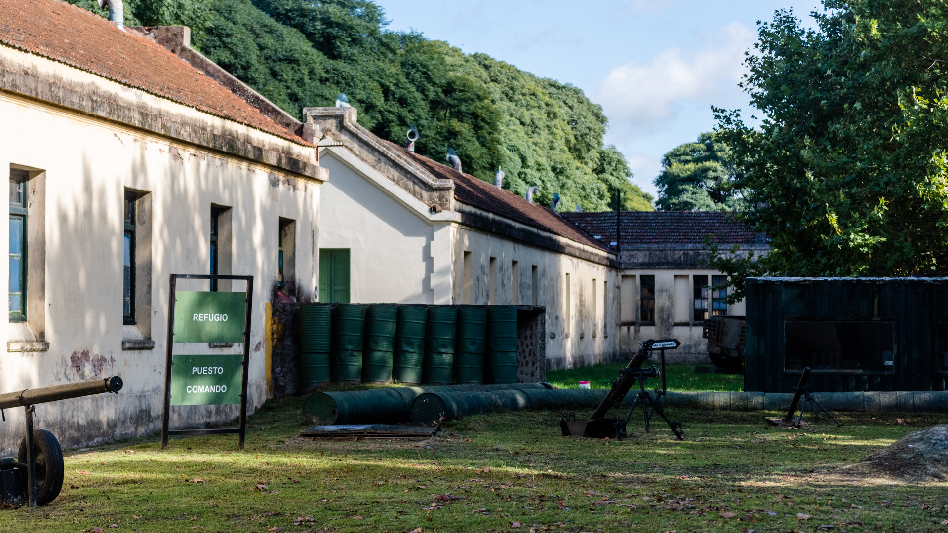 Los patios exteriores del Museo del Ejército Argentino exhiben una gran cantidad de piezas de artillería