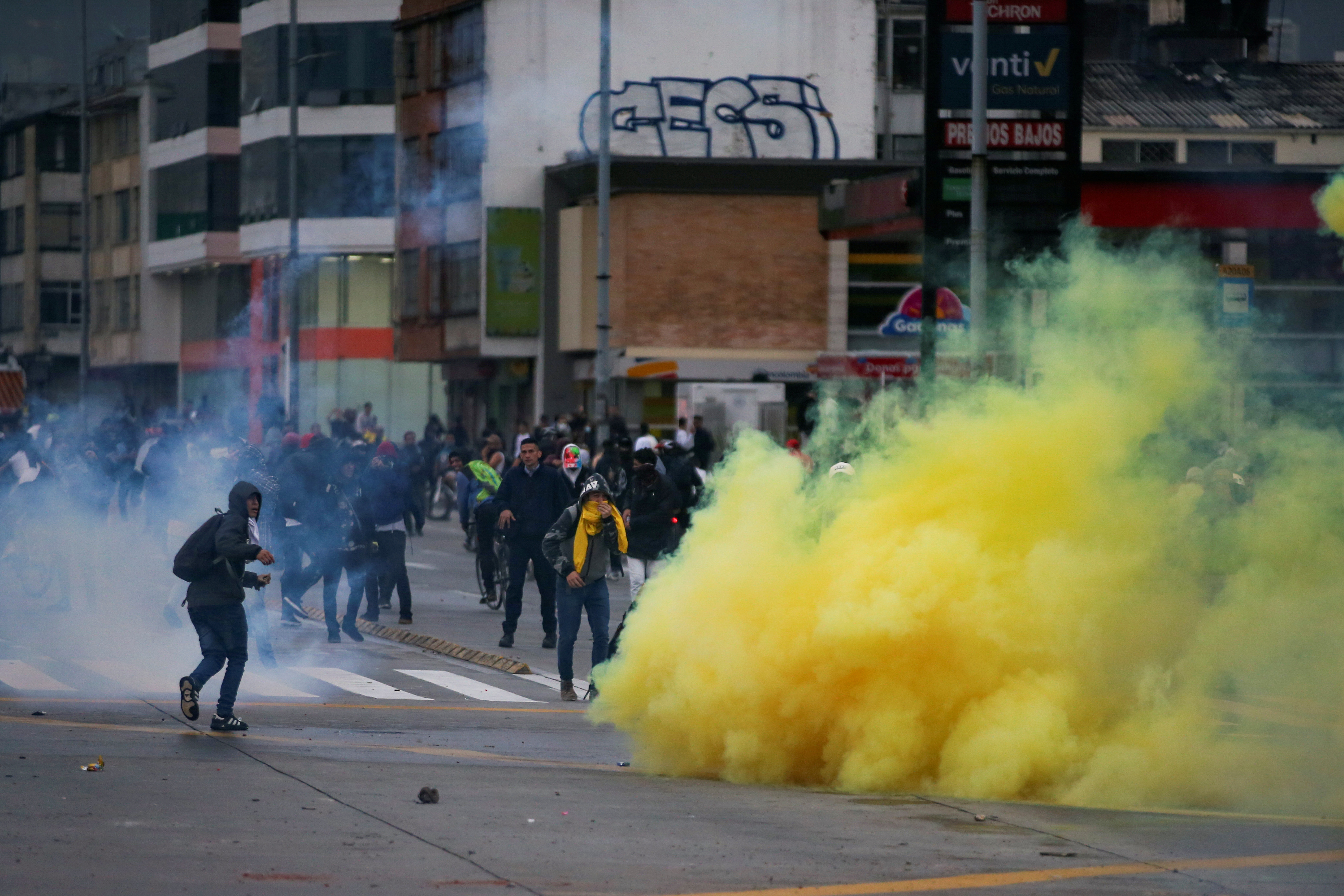 Demonstrators clash with riot police during a protest in Bogota, Colombia, November 21, 2019. REUTERS/Luisa Gonzalez