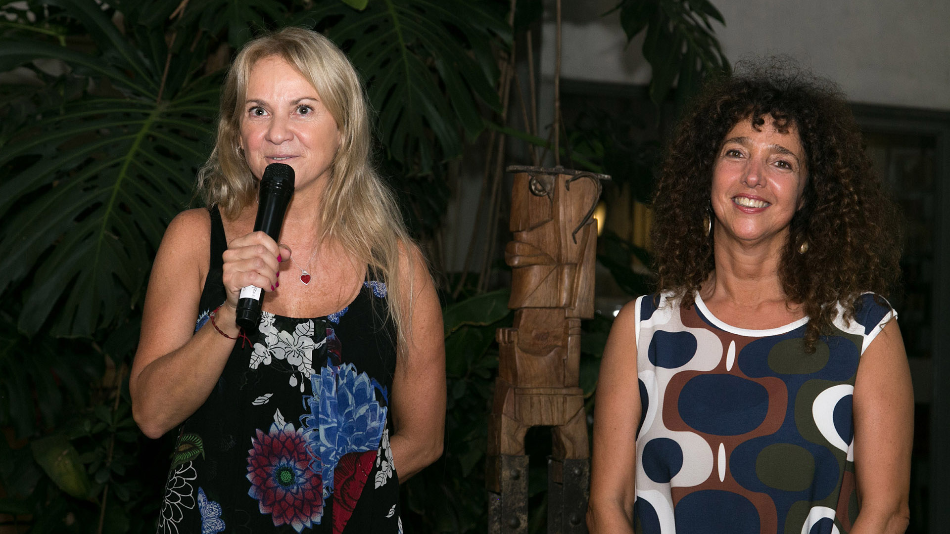 Carmela Blanco y Felicitas Luna, directora del Museo de Arte Popular José Hernández