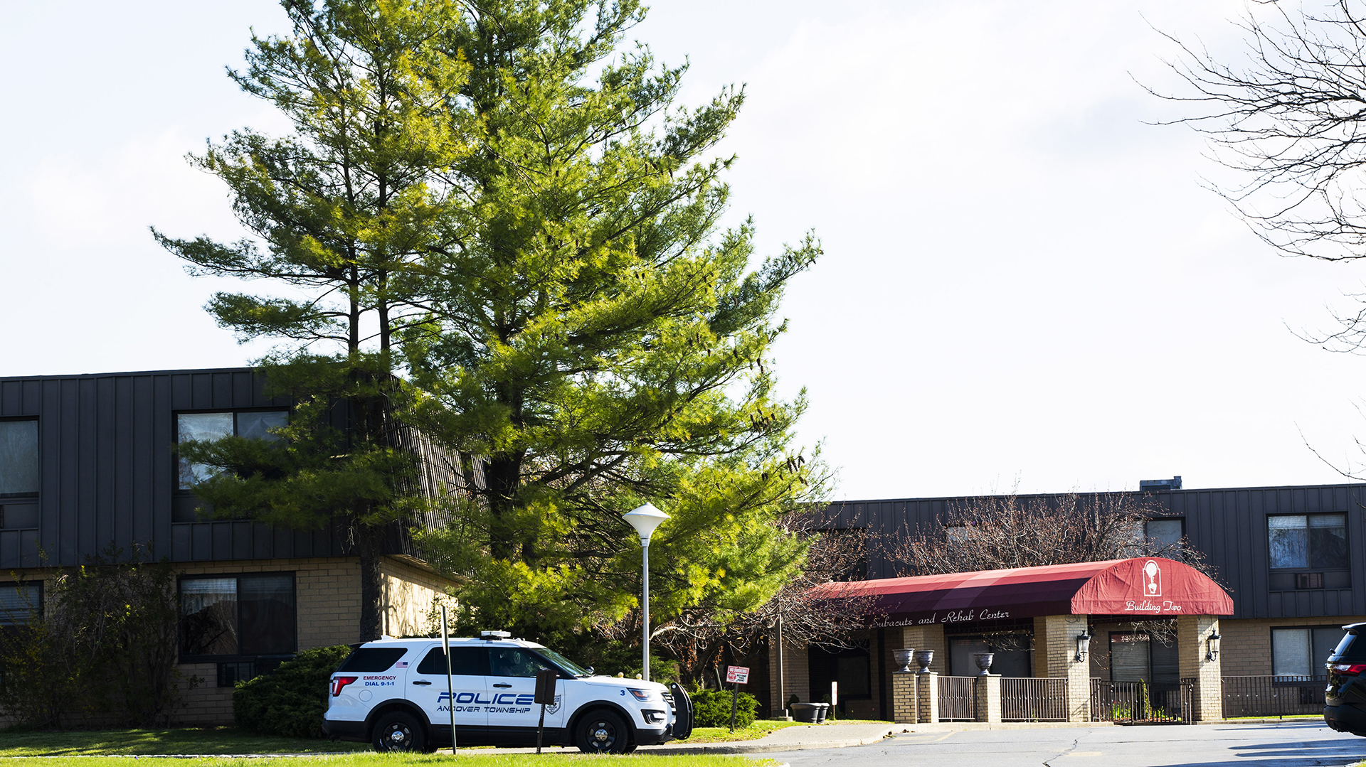 Un vehículo de la policía de Nueva Jersey se estaciona en la entrada del Centro de Subagudos y Rehabilitación de Andover el 16 de abril de 2020 (Eduardo Muñoz Álvarez/Getty Images/AFP)