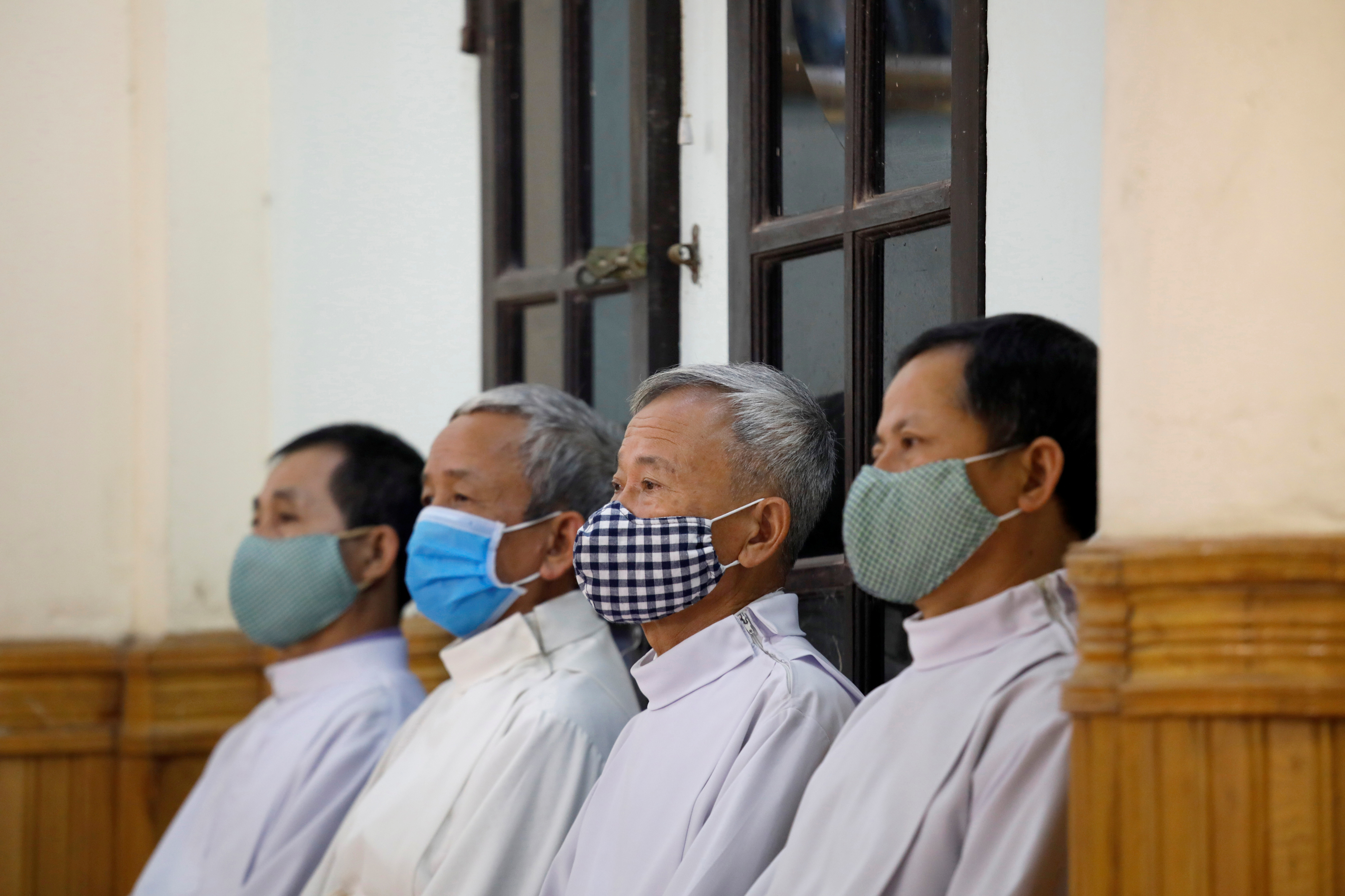 VIETNAM - Varias personas -todas con barbijo- celebraron la misa de domingo de Pascuas de Resurrección en la provincia de Vinh Phuc