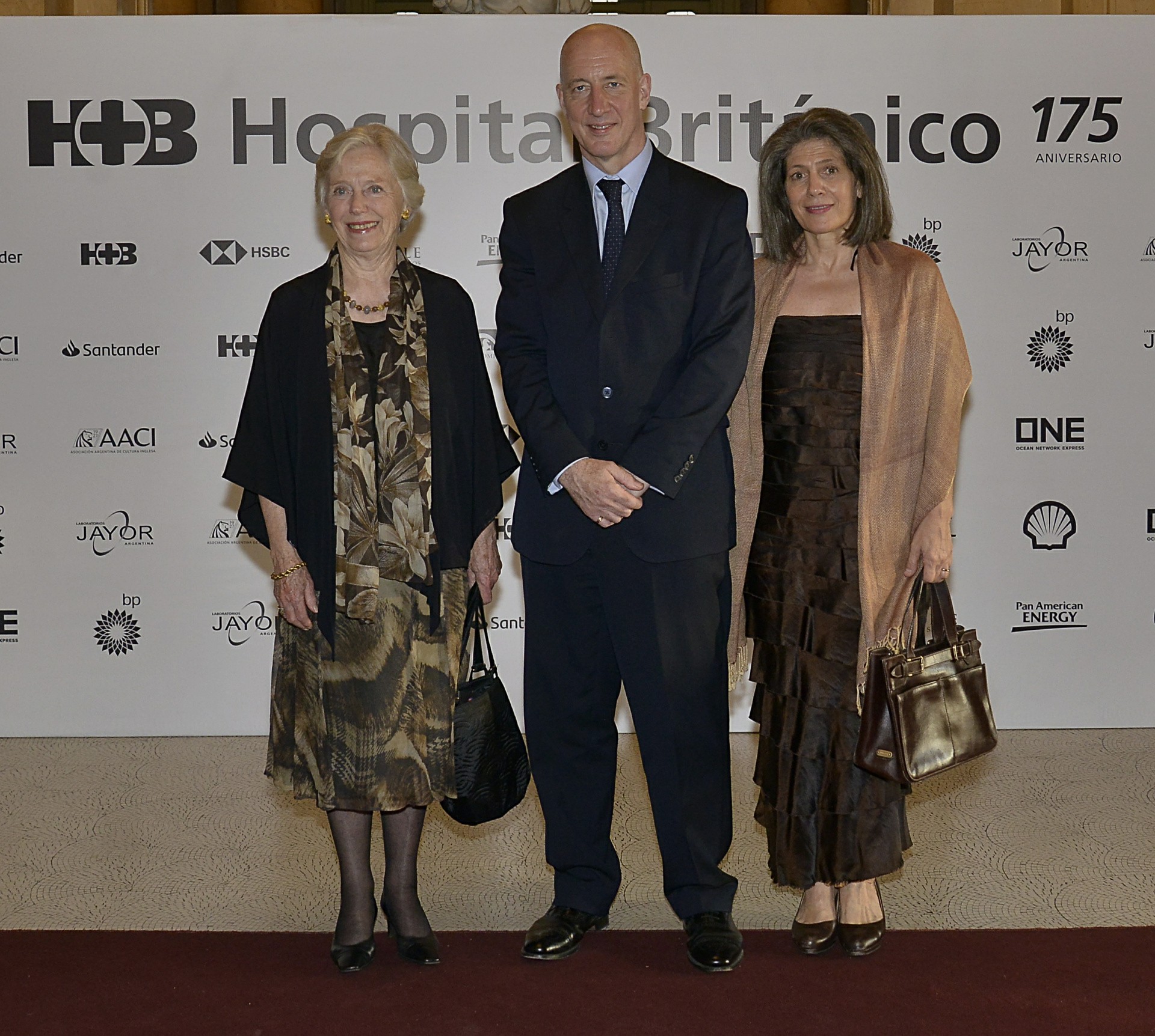 El embajador británico, Mark Kent, y su esposa Martine junto a la baronesa Gloria Hooper