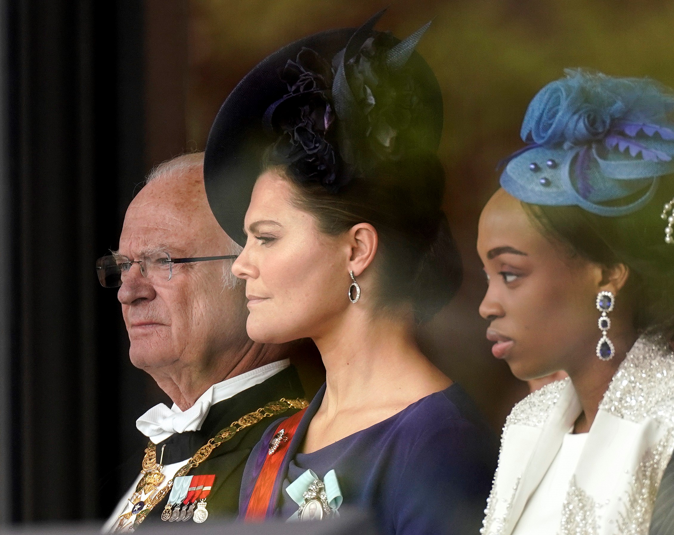 El rey sueco Carl XVI Gustaf (izquierda) y su hija, la princesa heredera Victoria (centro) asisten a la ceremonia de entronización del emperador (AFP)