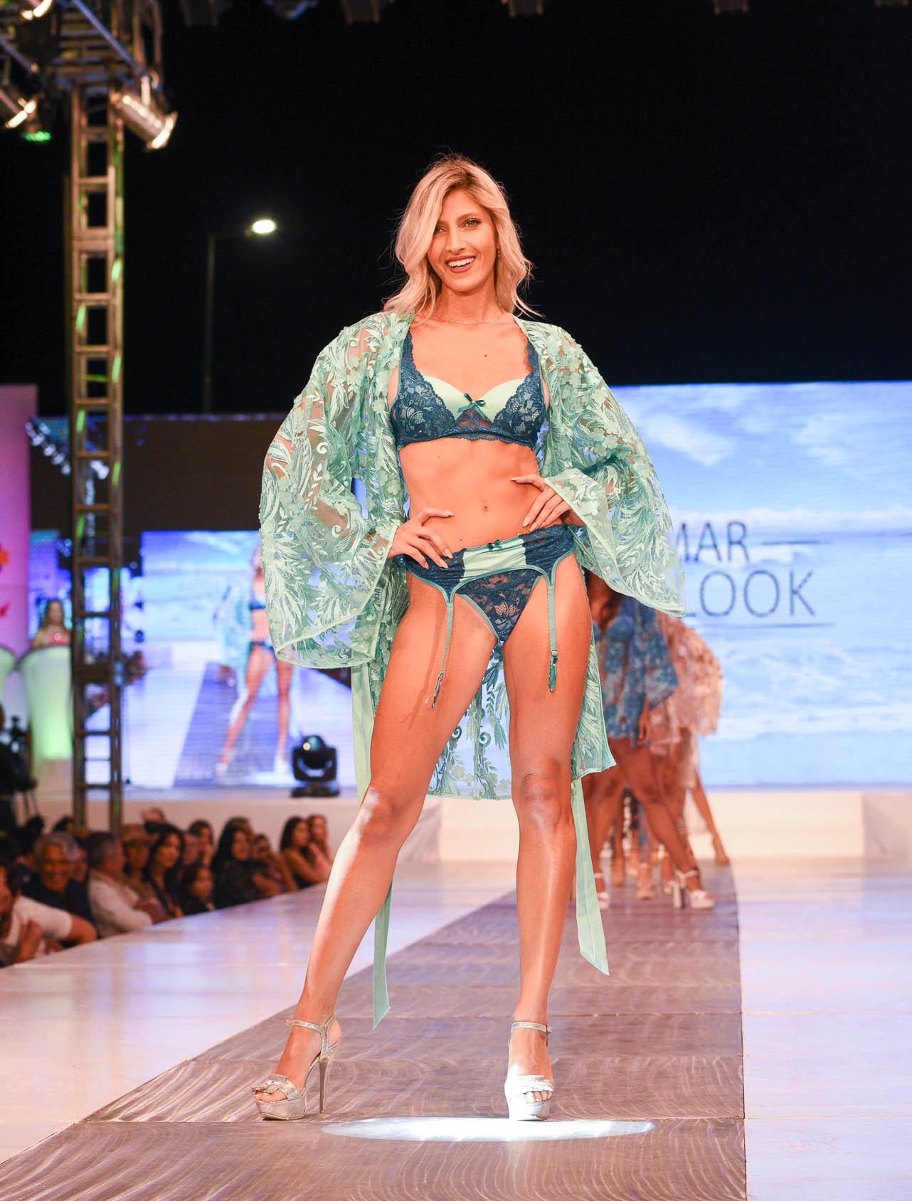 Cande Ruggeri estuvo a cargo de abrir la pasarela y Floppy Tesouro de cerrarla, ambas lucieron delicados conjuntos bordados de transparencias