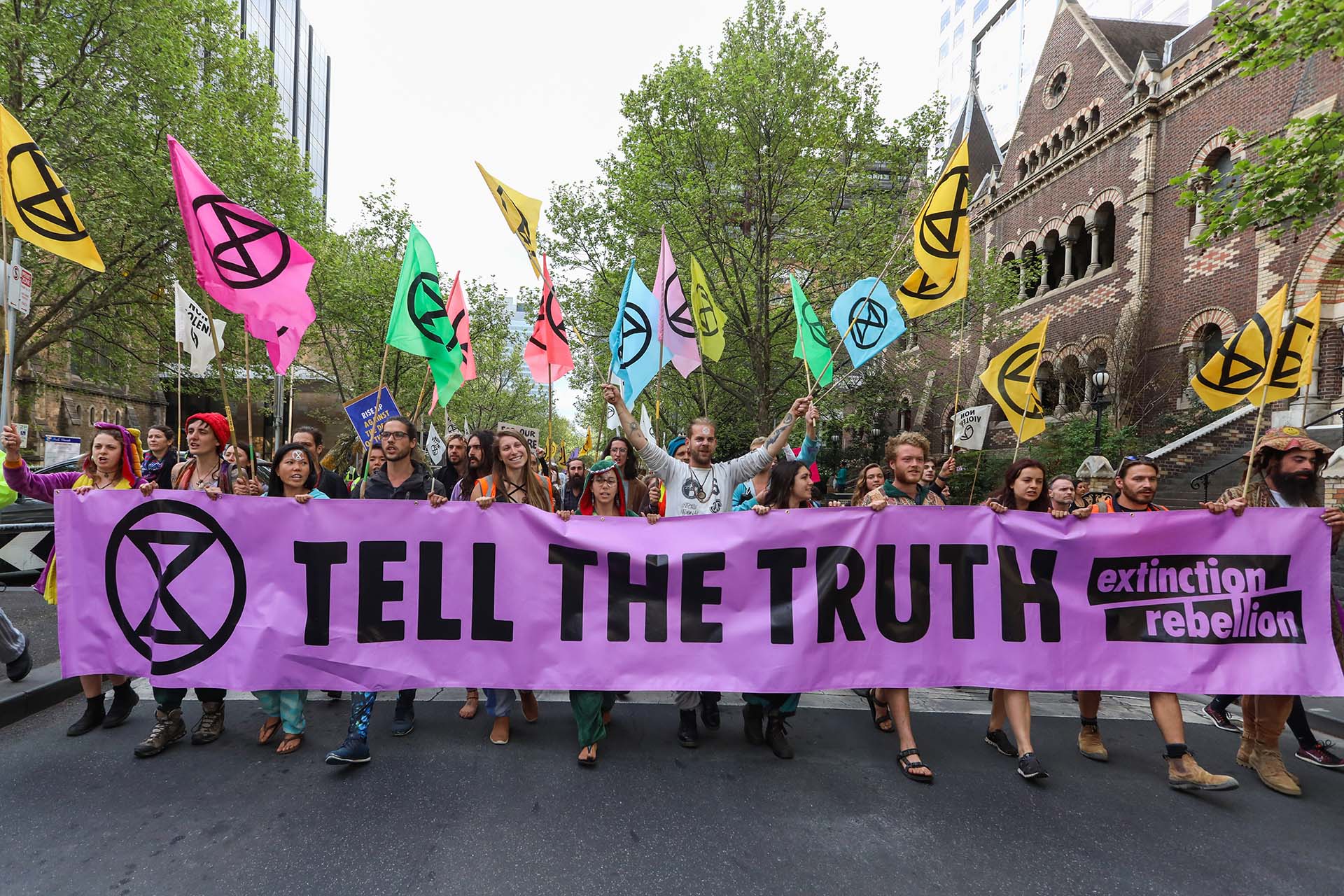 Manifestantes marchan en una calle durante una protesta de rebelión de extinción en Melbourne el 7 de octubre de 2019. (Foto de ASANKA BRENDON RATNAYAKE / AFP)